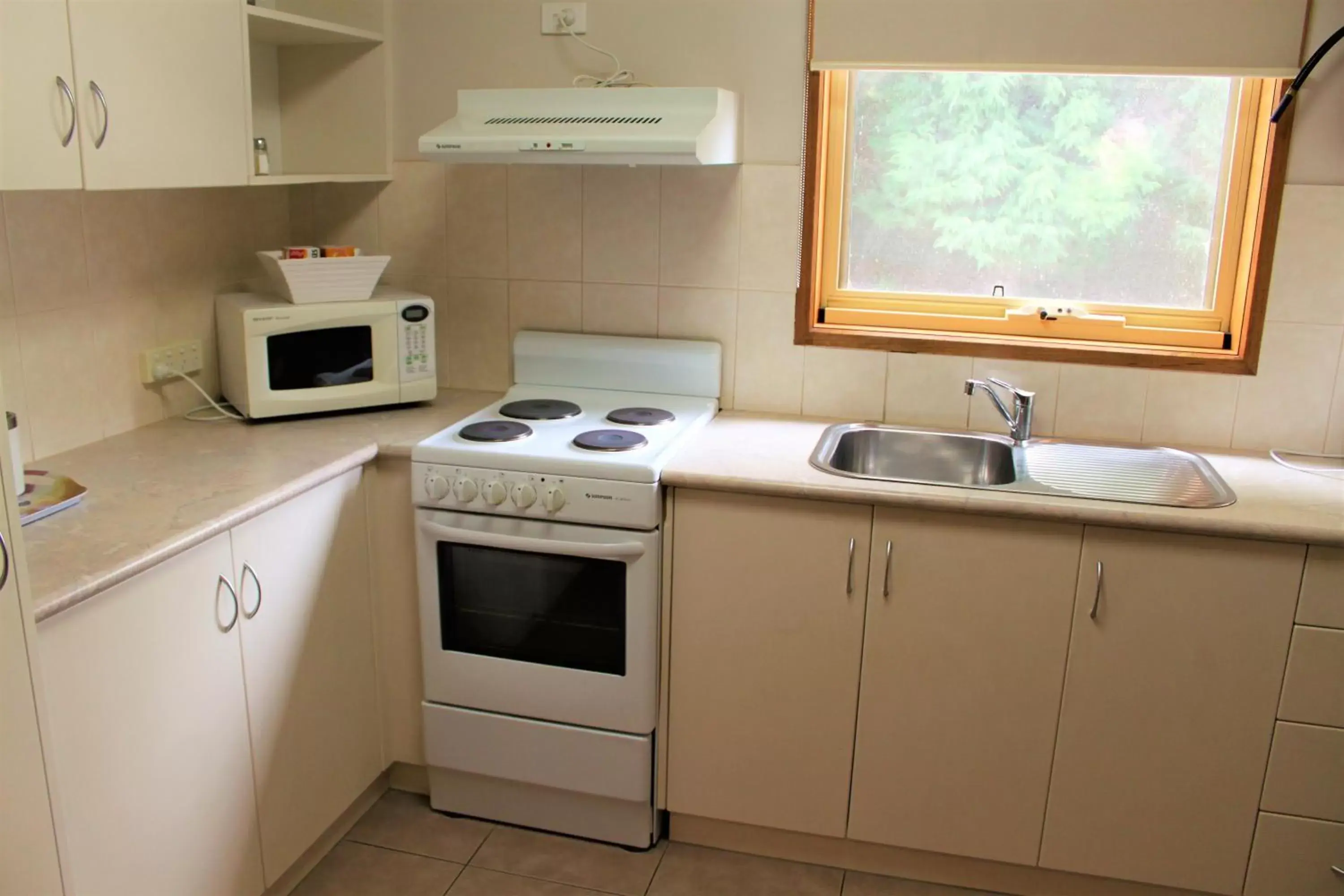Kitchen or kitchenette, Kitchen/Kitchenette in Ballarat Eureka Lodge Motel
