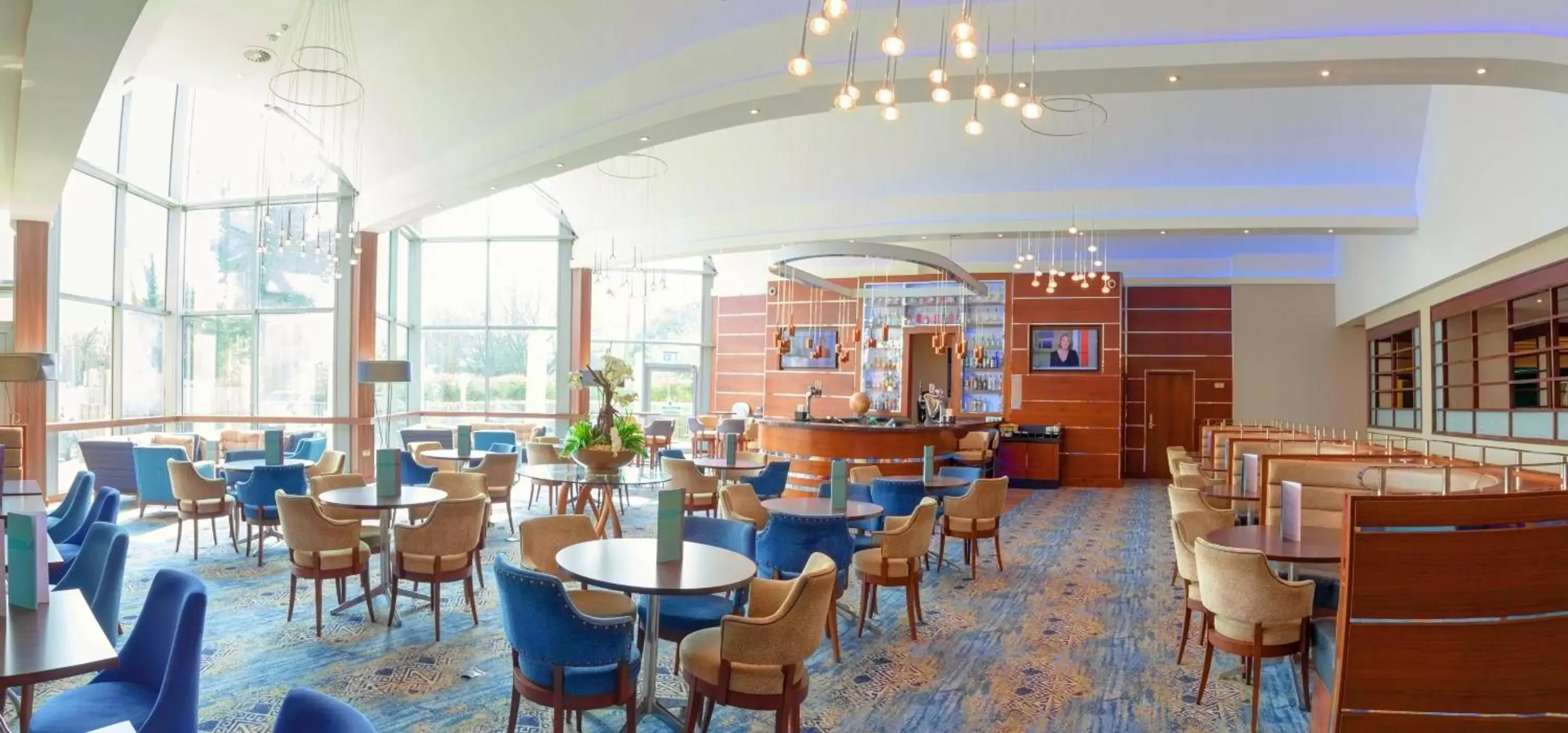 Lounge or bar, Restaurant/Places to Eat in Crowne Plaza London - Gatwick Airport, an IHG Hotel