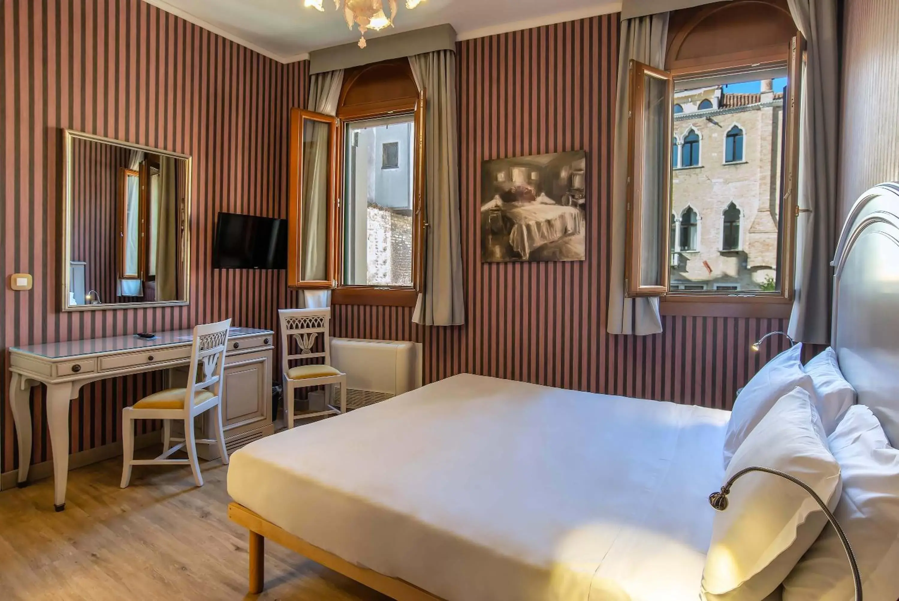 Bedroom in Hotel La Fenice et Des Artistes