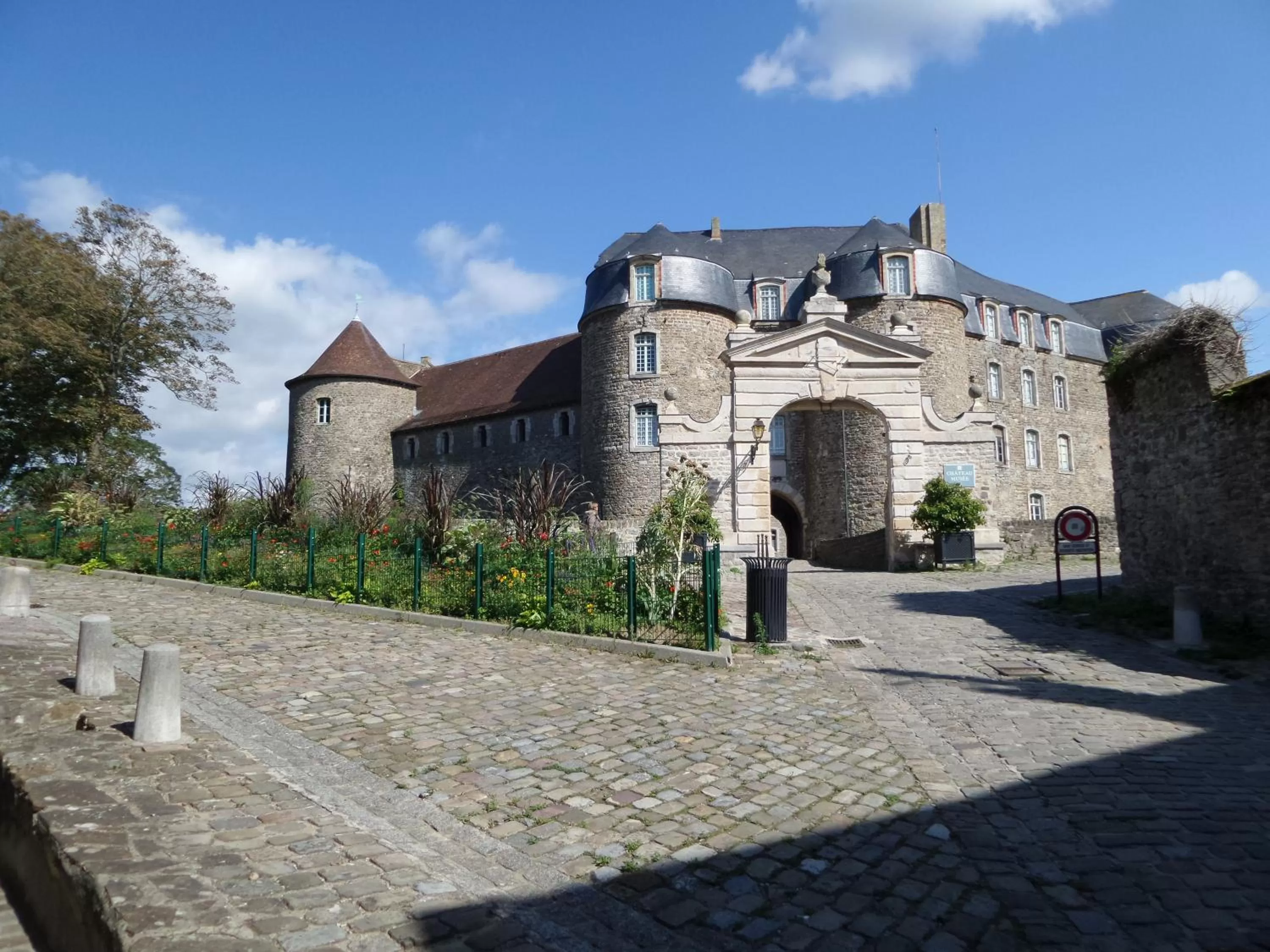 Nearby landmark, Property Building in La Saint Martinoise