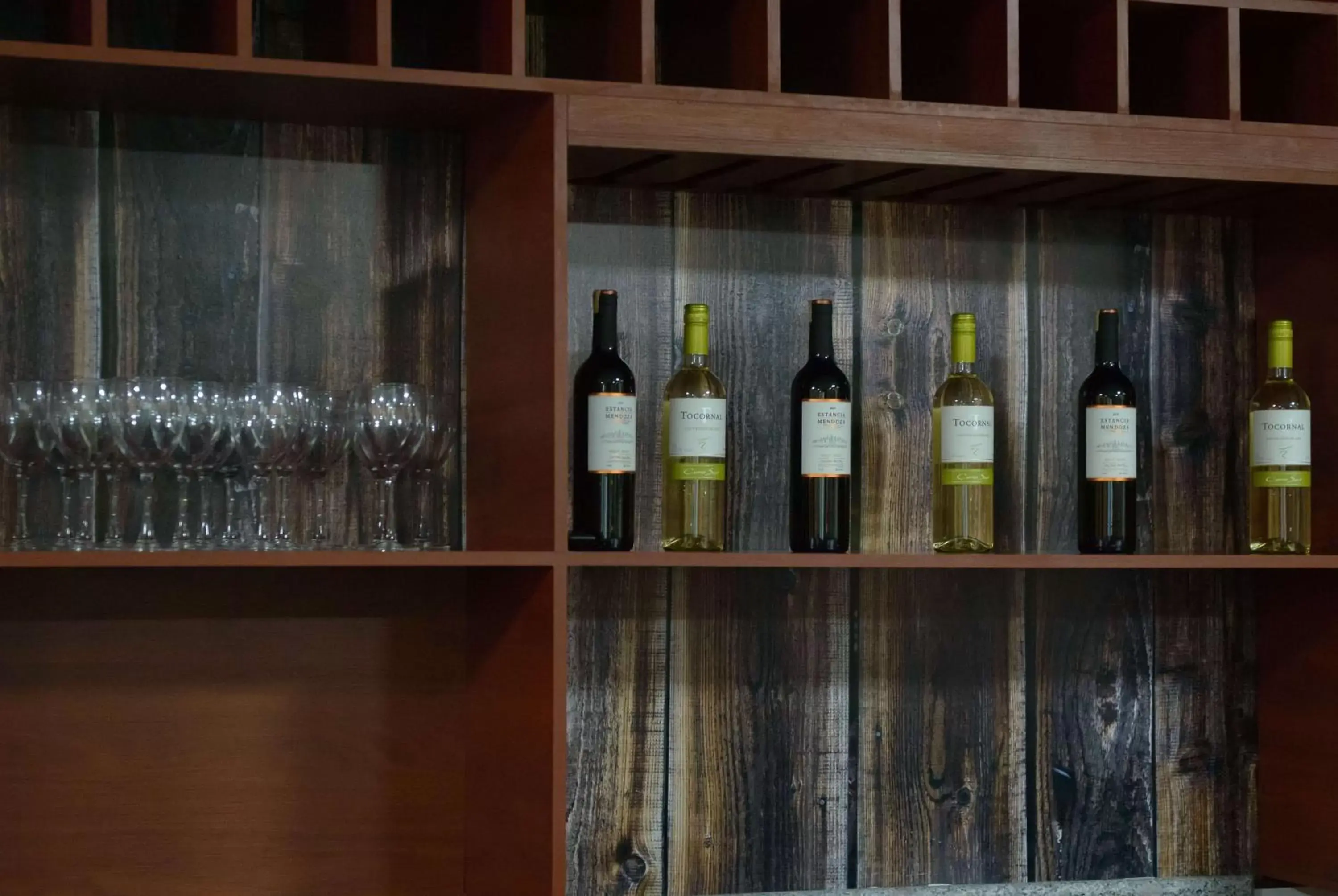 Lounge or bar in Wyndham Manta Sail Plaza Hotel and Convention Center Lounge or bar in Wyndham Manta Sail Plaza Hotel and Convention Center