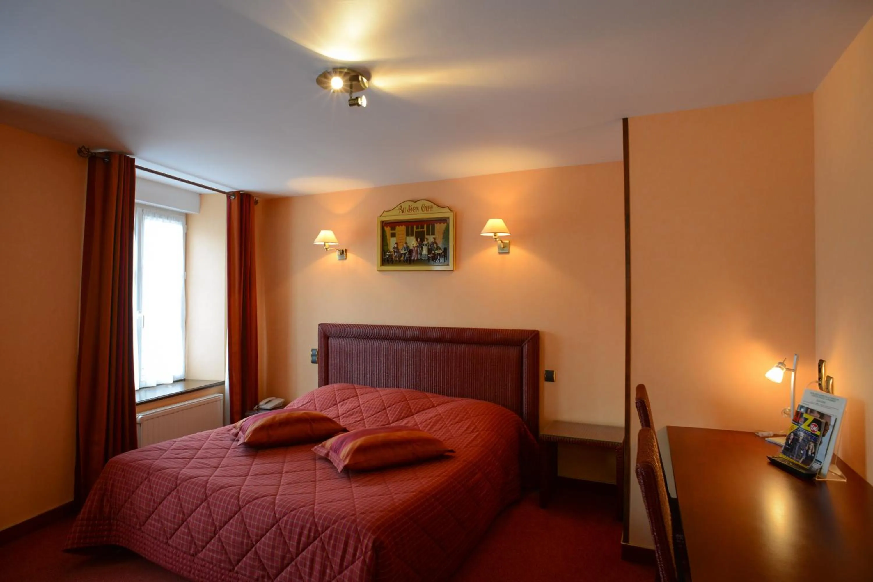 Bed in Hôtel de La Croix d'Or