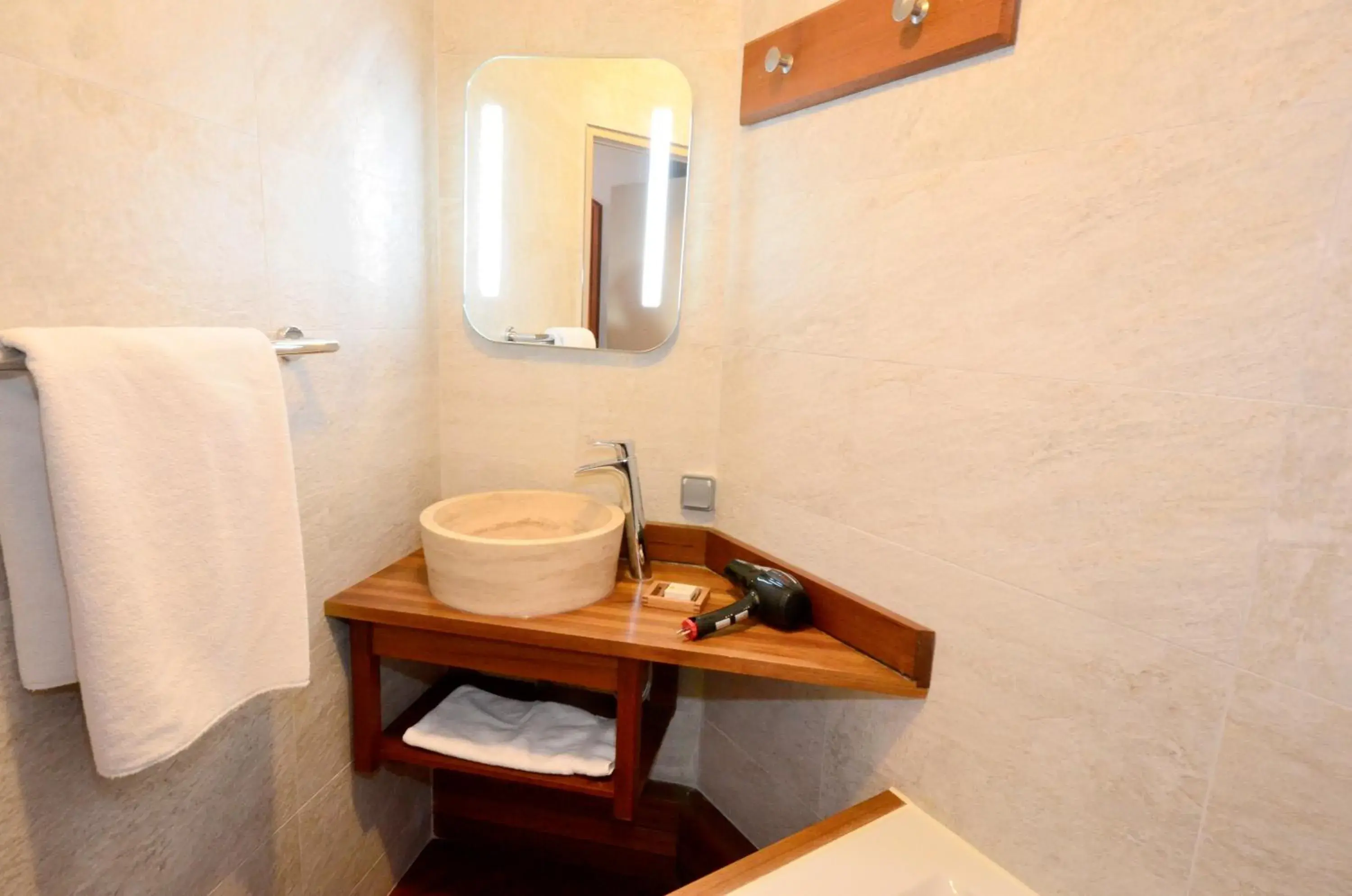 Bathroom, Coffee/Tea Facilities in Green hotels Confort Paris 13