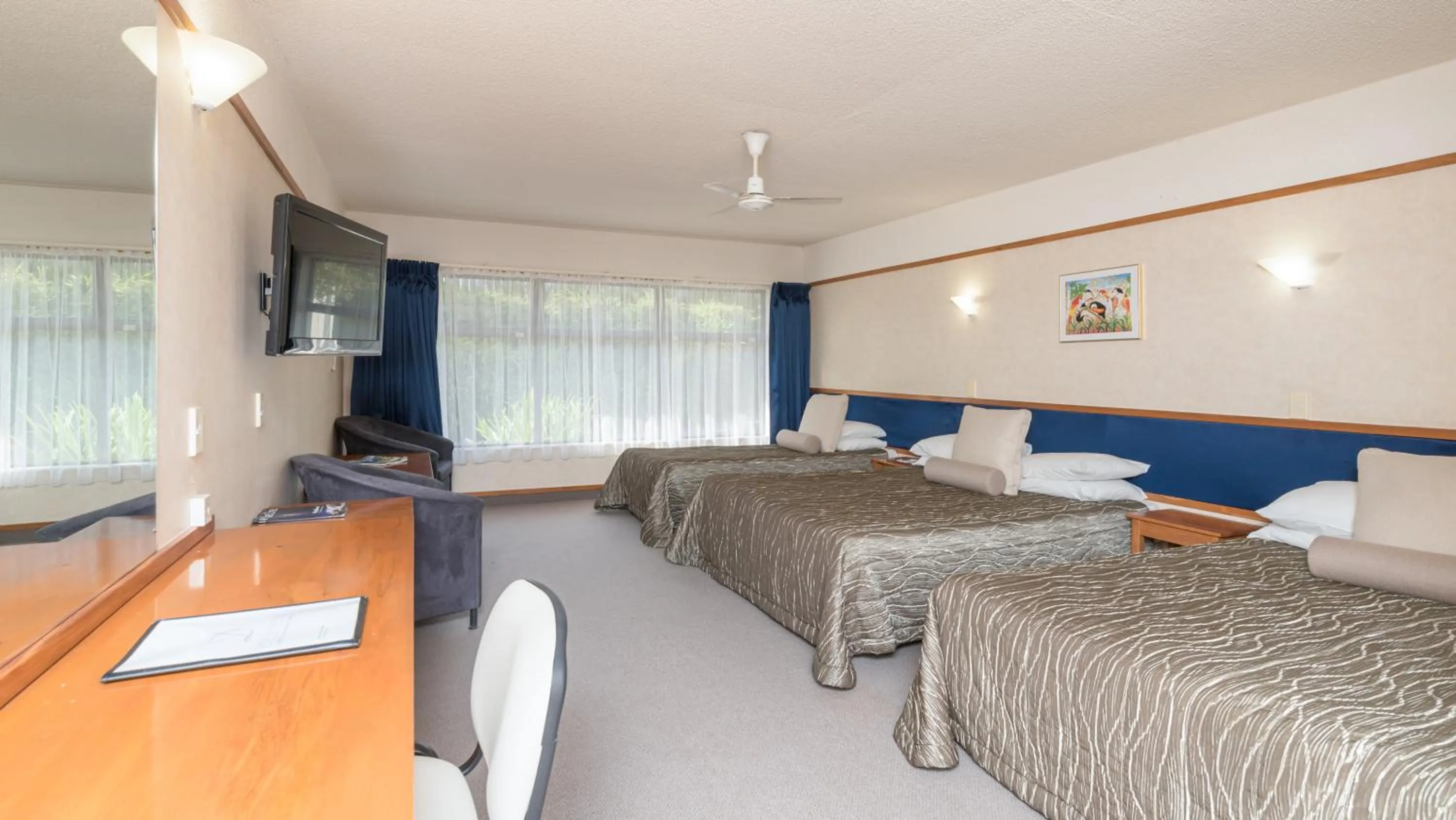 Bedroom, Bed in Distinction Hamilton Hotel & Conference Centre