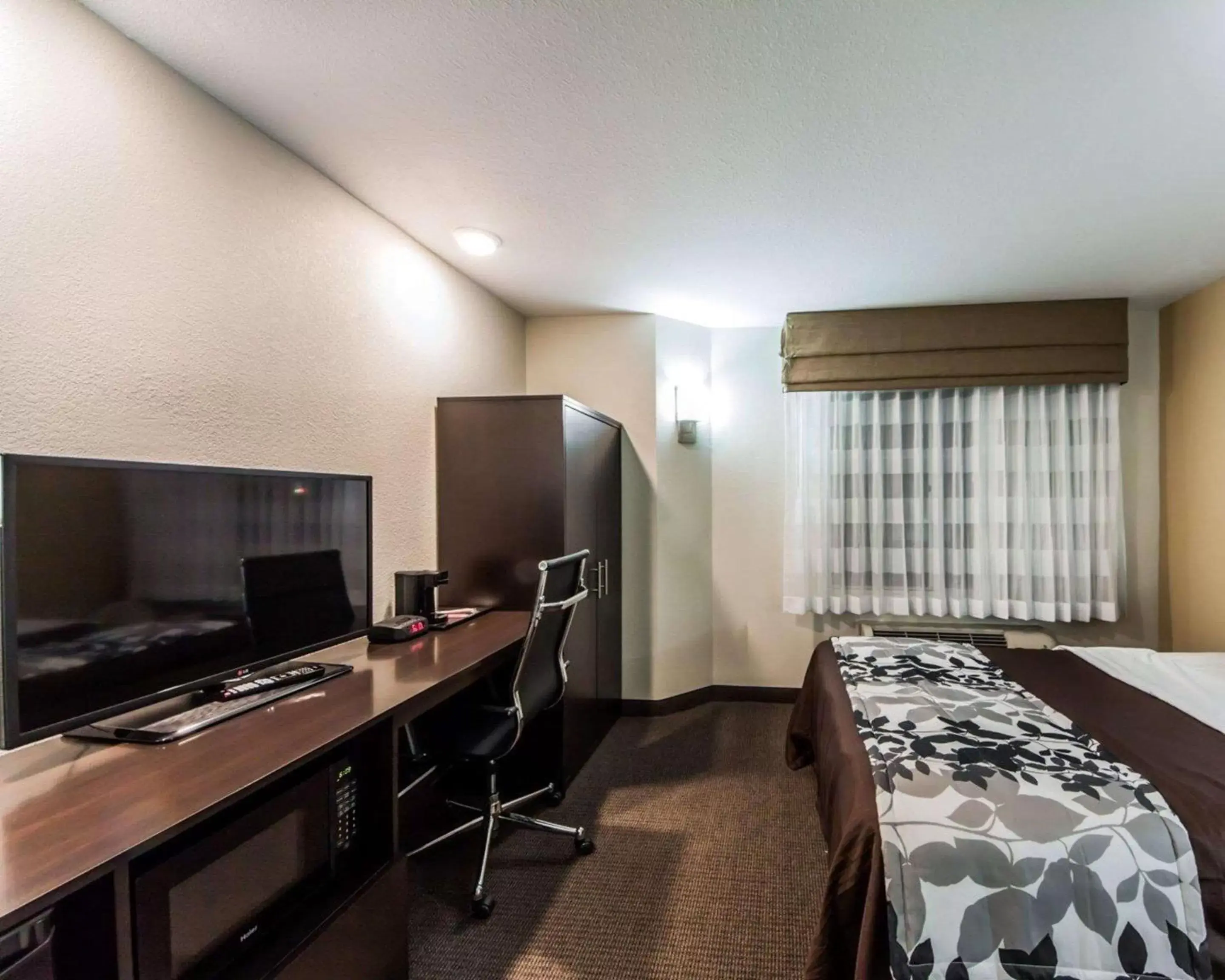 Photo of the whole room, TV/Entertainment Center in Sleep Inn & Suites Guthrie - Edmond North