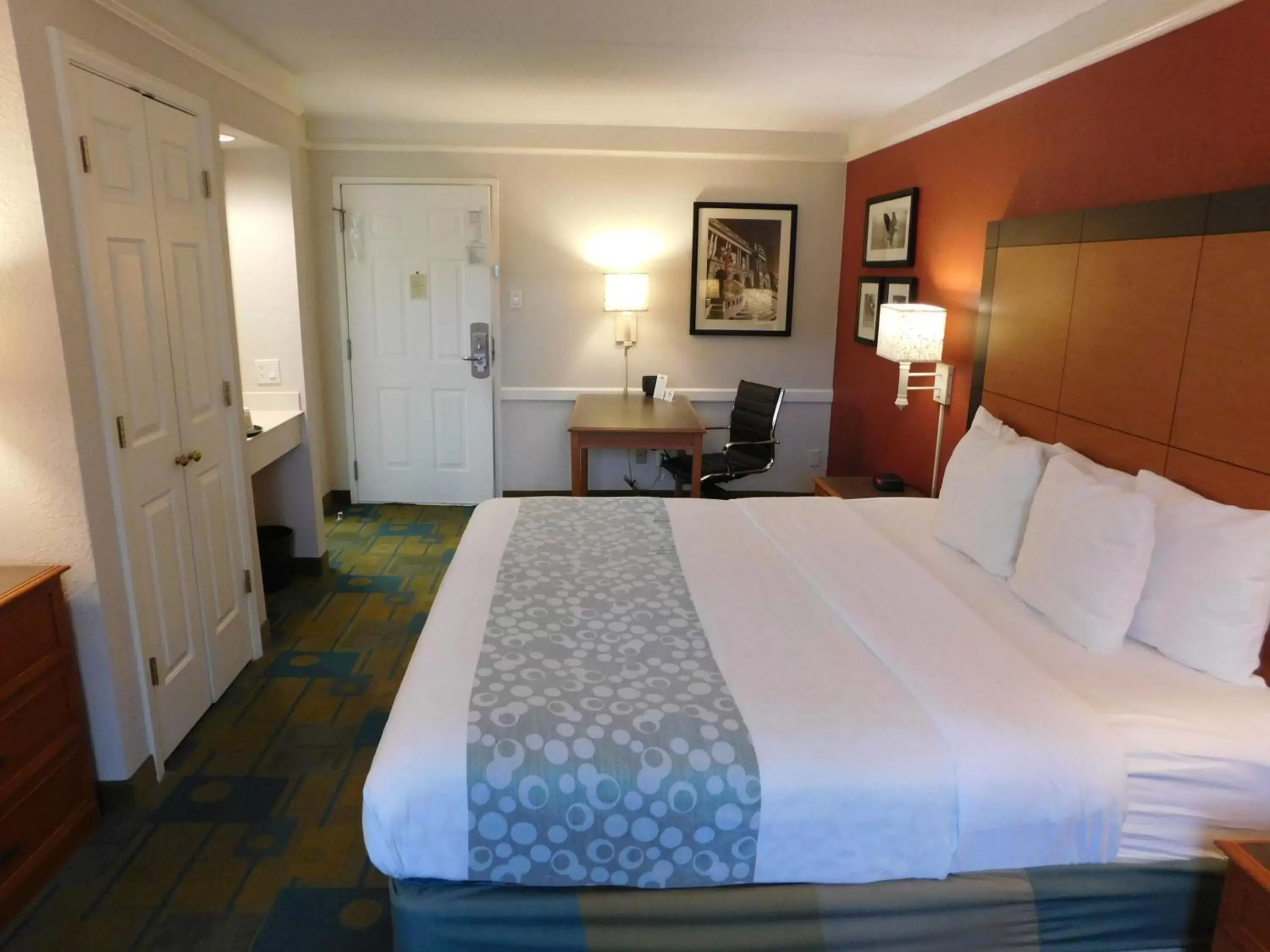 Bedroom, Bed in Days Inn & Suites by Wyndham Schaumburg- Woodfield Mall