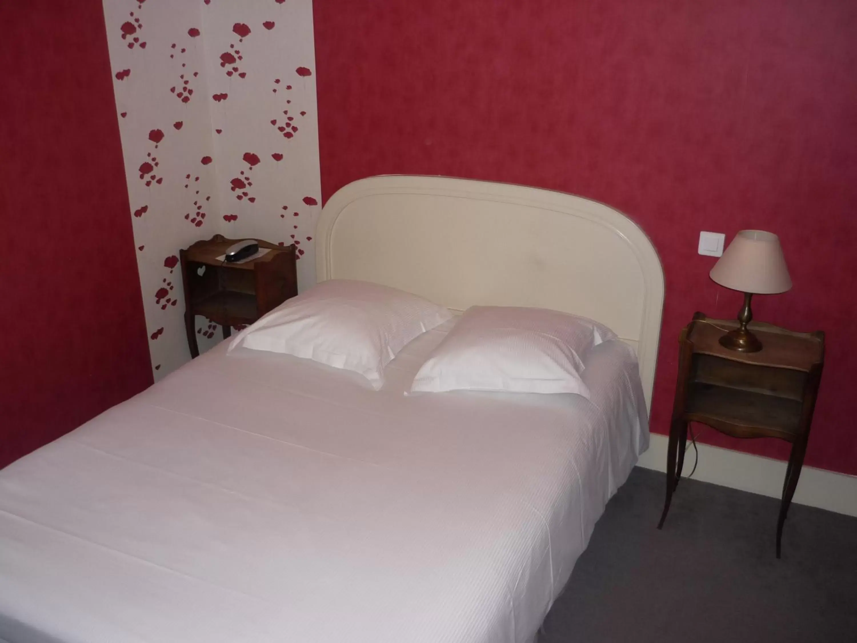 Photo of the whole room, Bed in The Originals Boutique, Hôtel Terminus, Bourg-en-Bresse Gare (Qualys-Hotel)