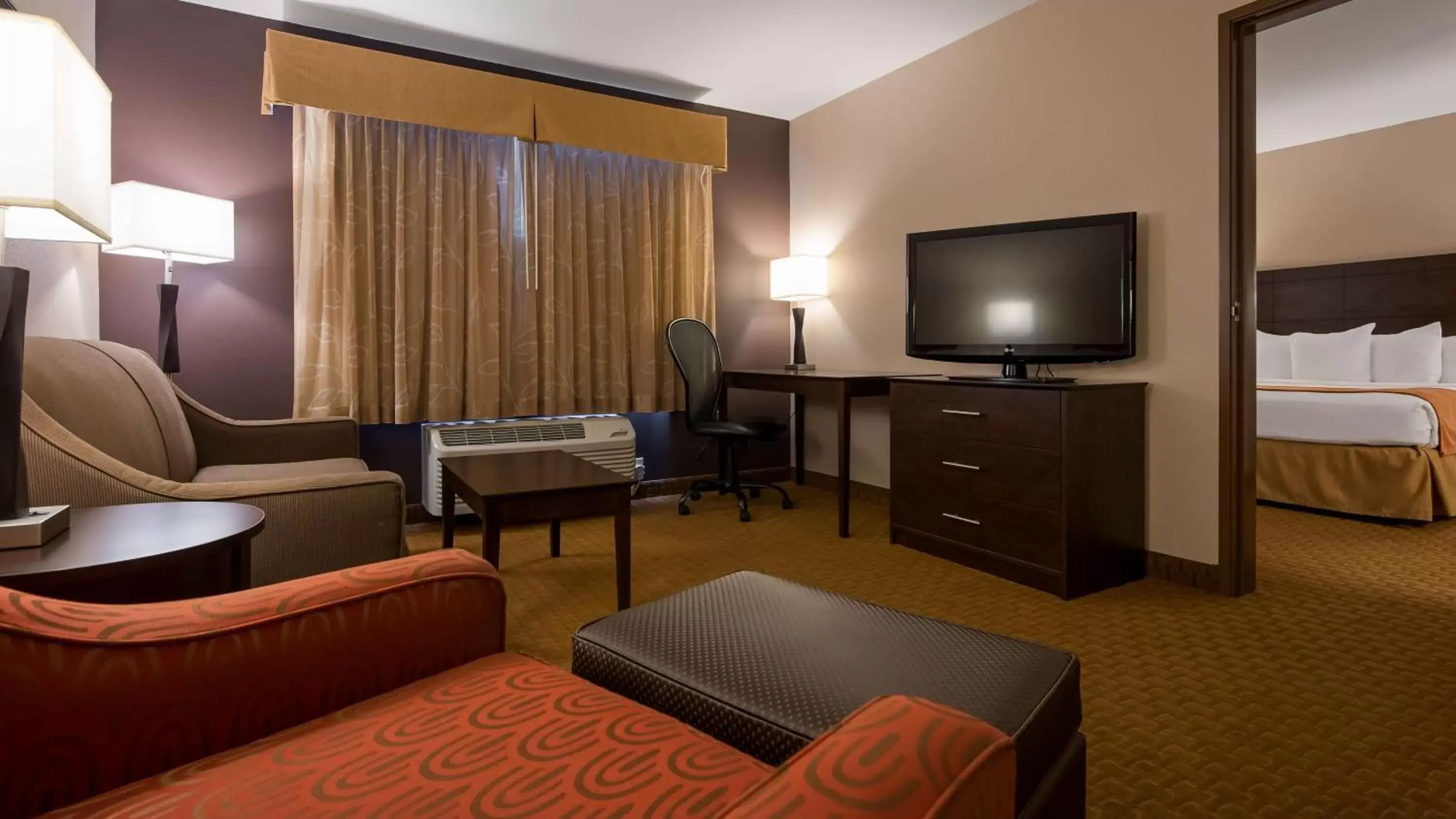 Photo of the whole room, TV/Entertainment Center in Best Western Flora Inn
