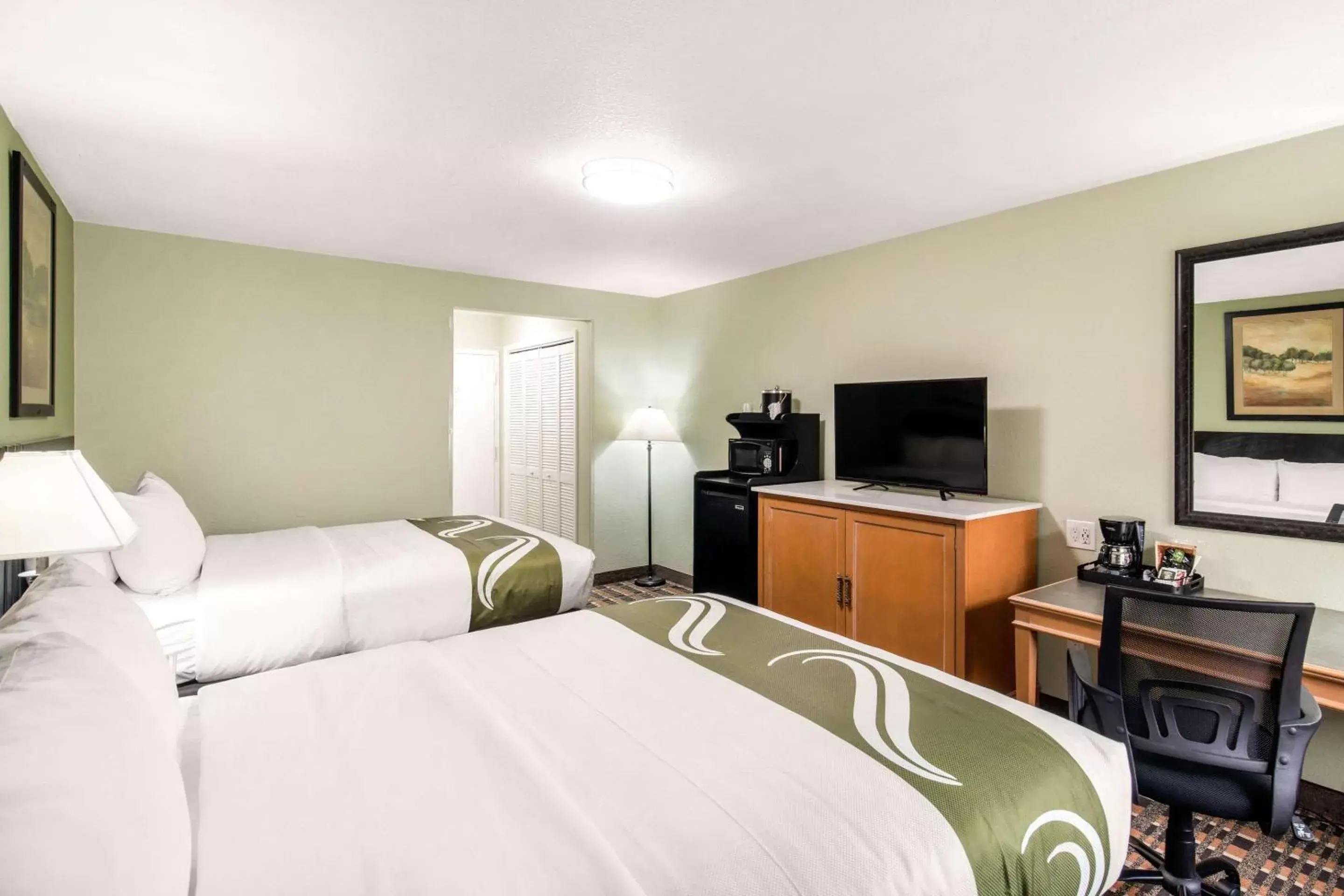 Photo of the whole room, Bed in Quality Inn & Suites Plano