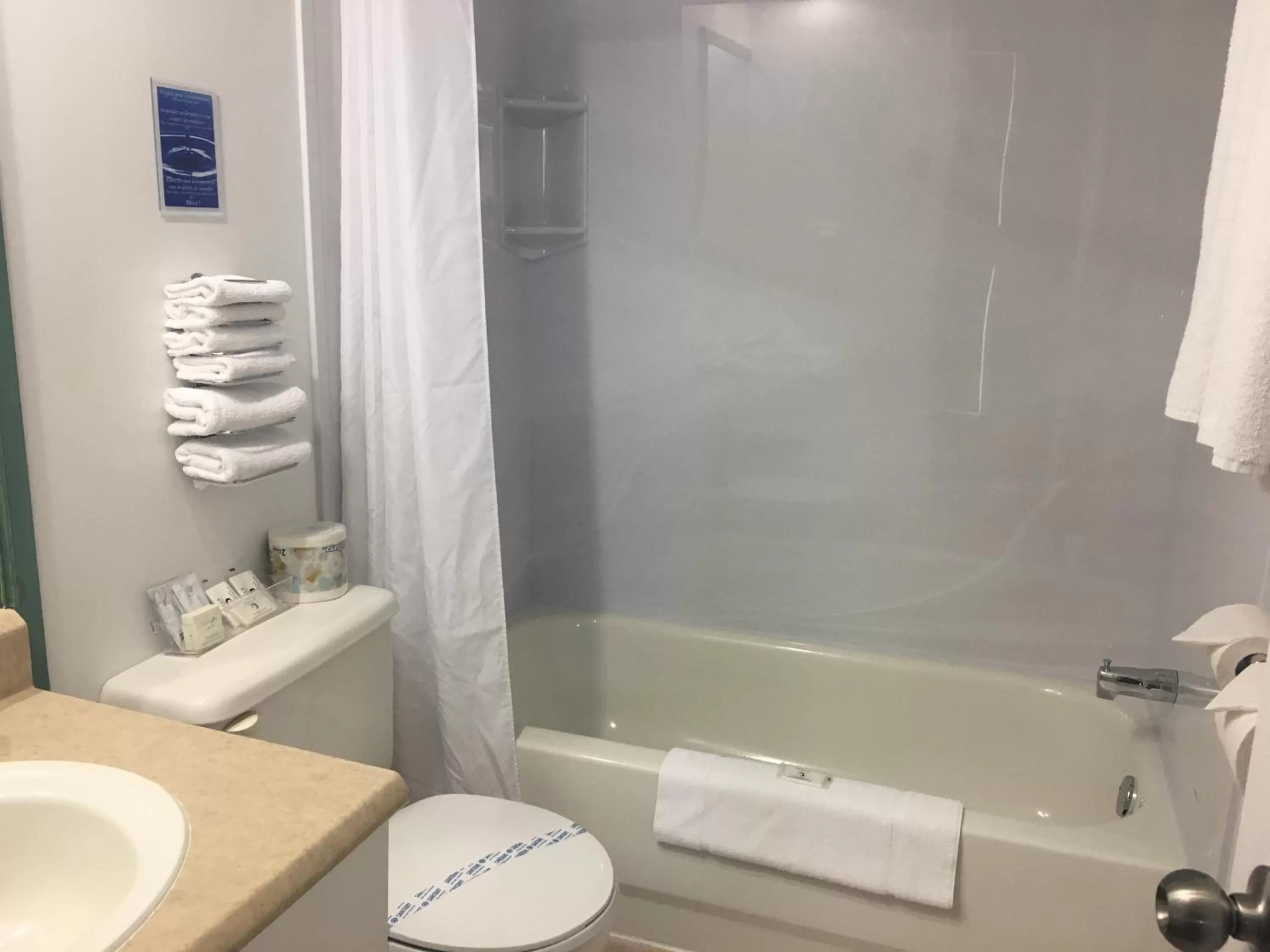 Bathroom in Motel Des Cascades