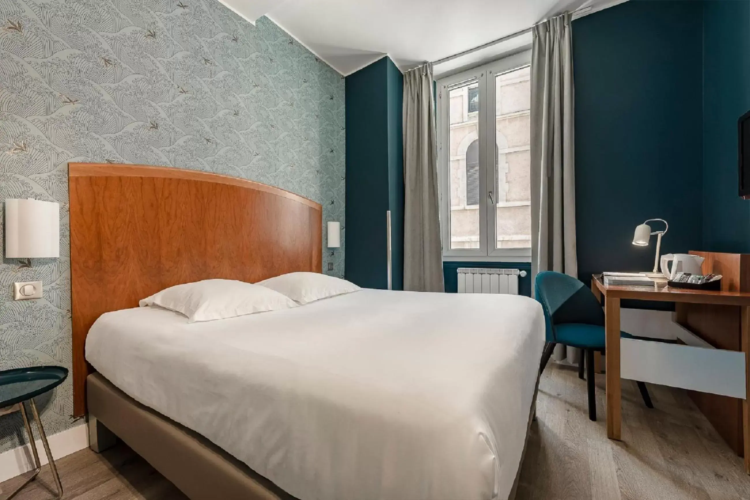 Bed in Grand Hôtel Dauphiné, Boutique Hôtel & Suites