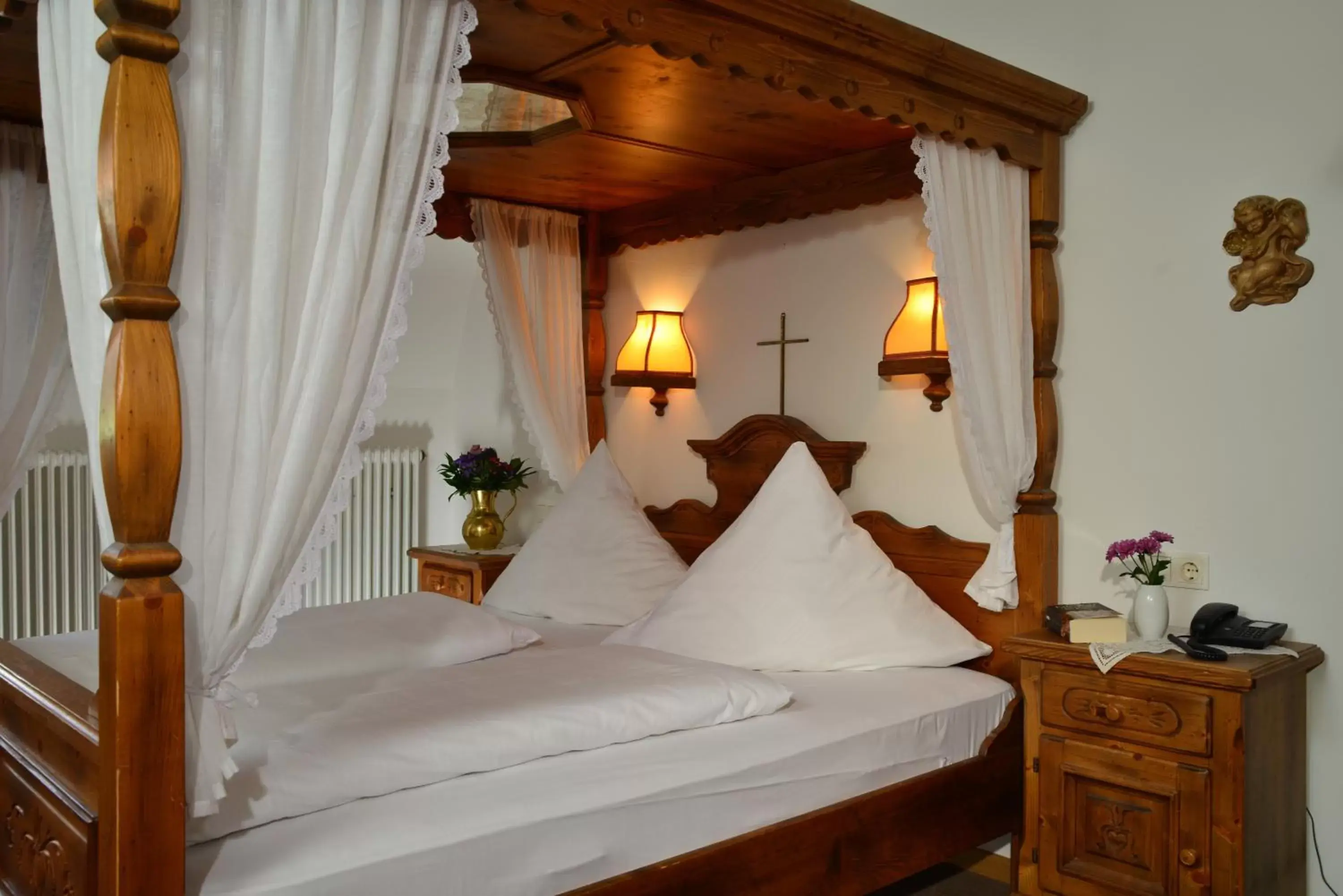 Bed in Romantica Hotel Blauer Hecht