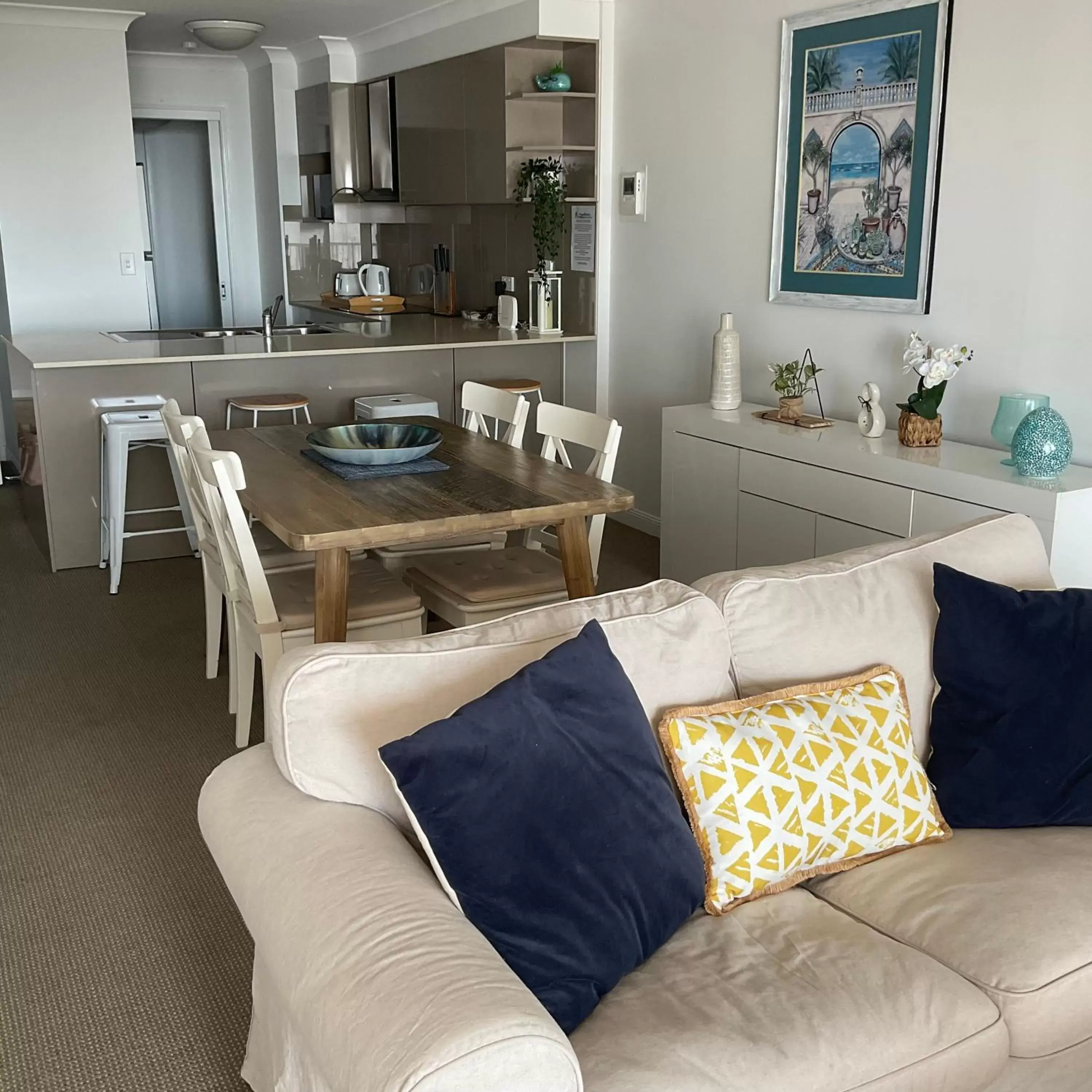 Seating area, Dining Area in Broadbeach Holiday Apartments