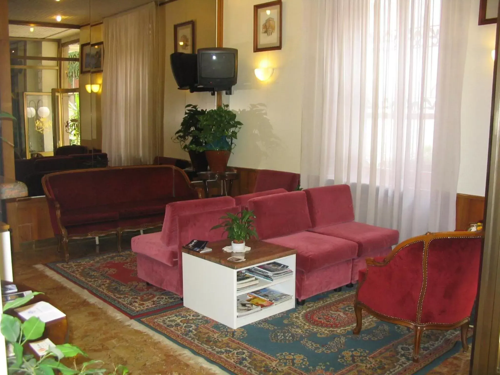 Communal lounge/ TV room, Seating Area in Hotel Mayorca