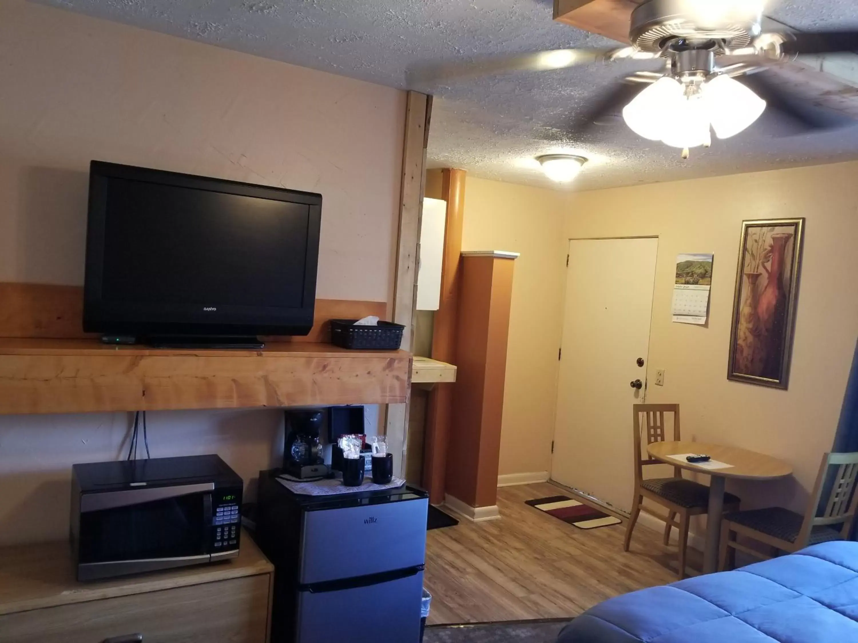 Communal lounge/ TV room, TV/Entertainment Center in Two Rivers Inn