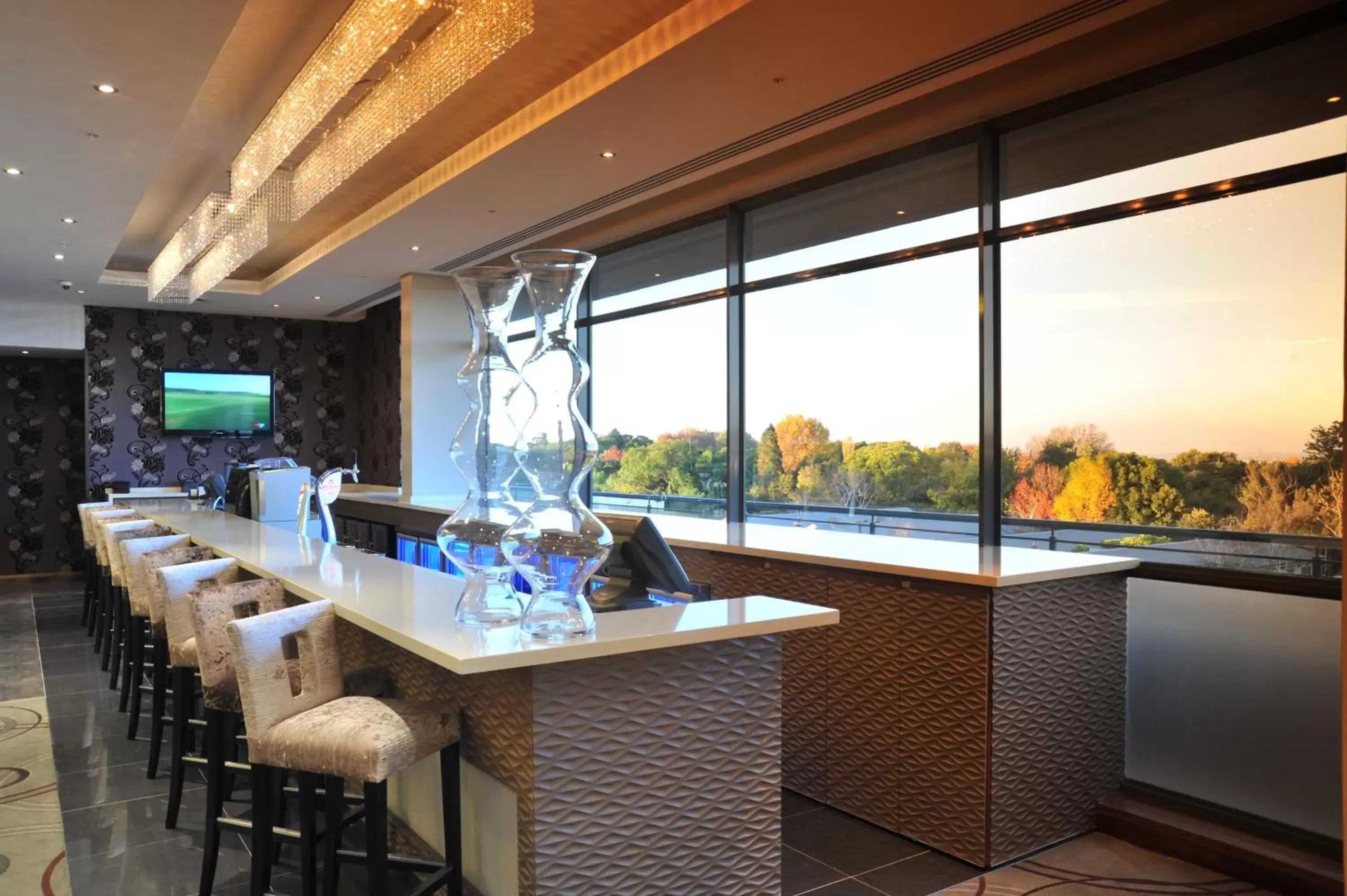 Lounge or bar in Holiday Inn Johannesburg-Rosebank, an IHG Hotel