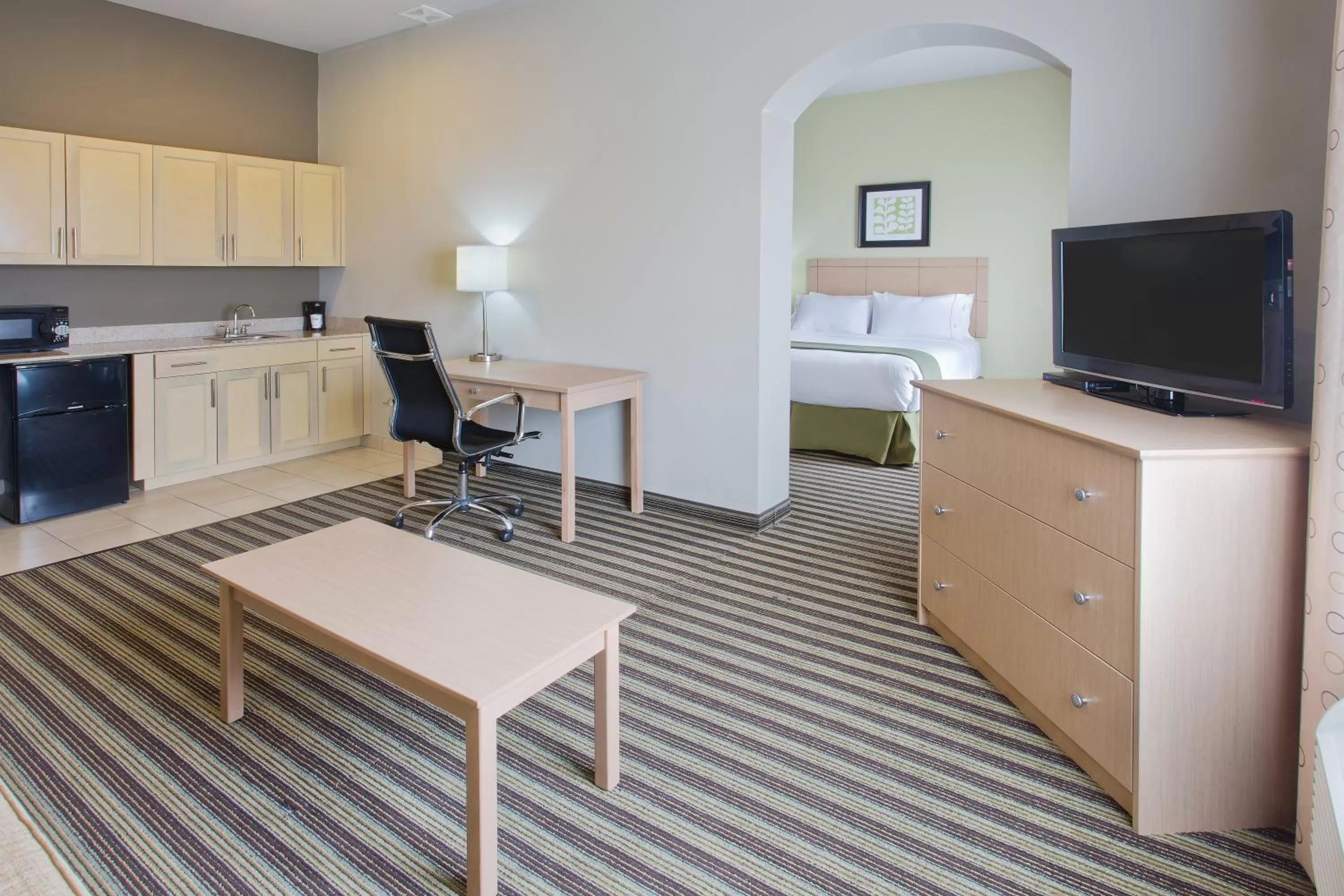 Photo of the whole room, Bed in Holiday Inn Express Hotel & Suites Alvarado by IHG