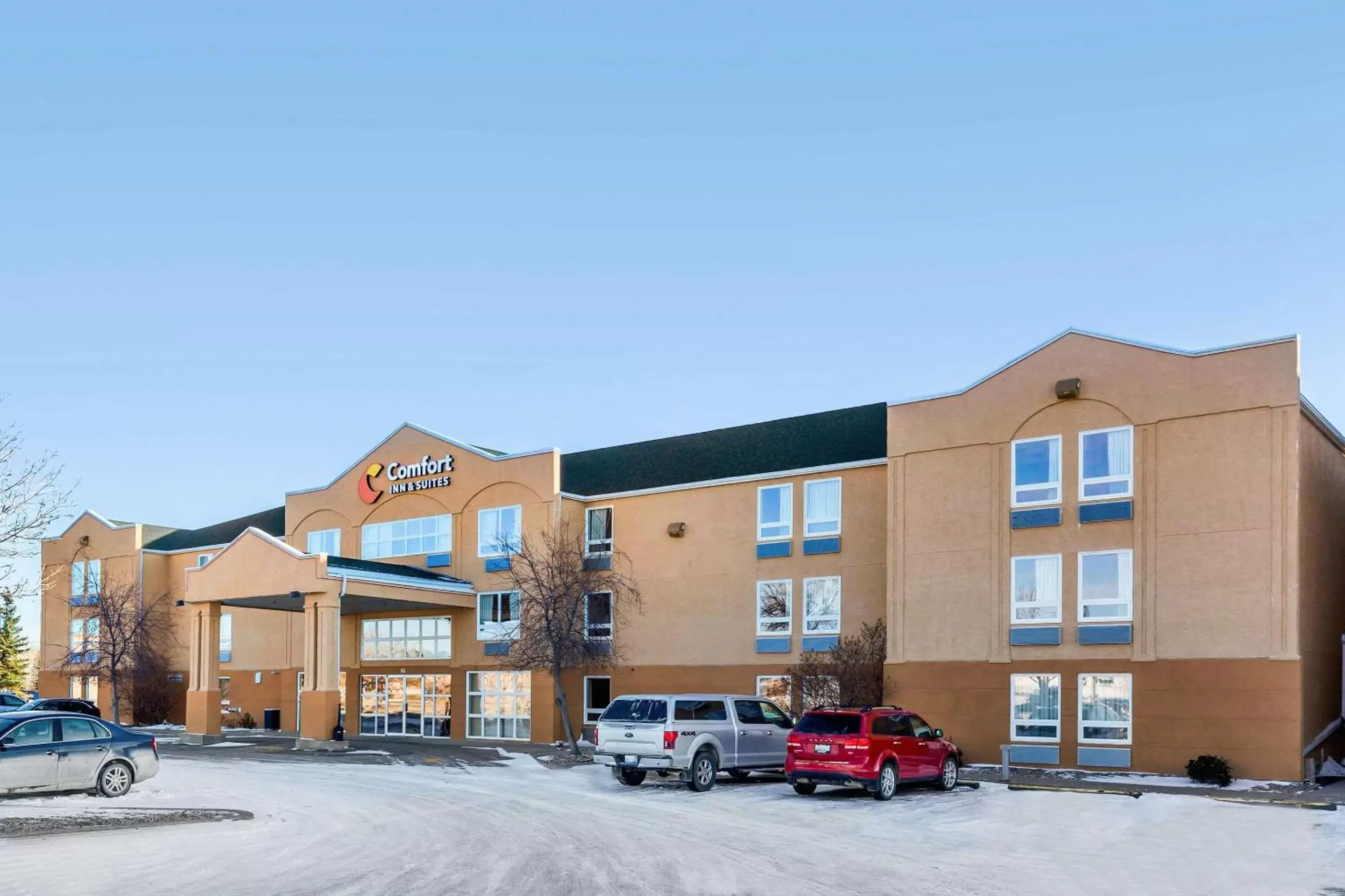 Property building, Winter in Comfort Inn & Suites Moose Jaw