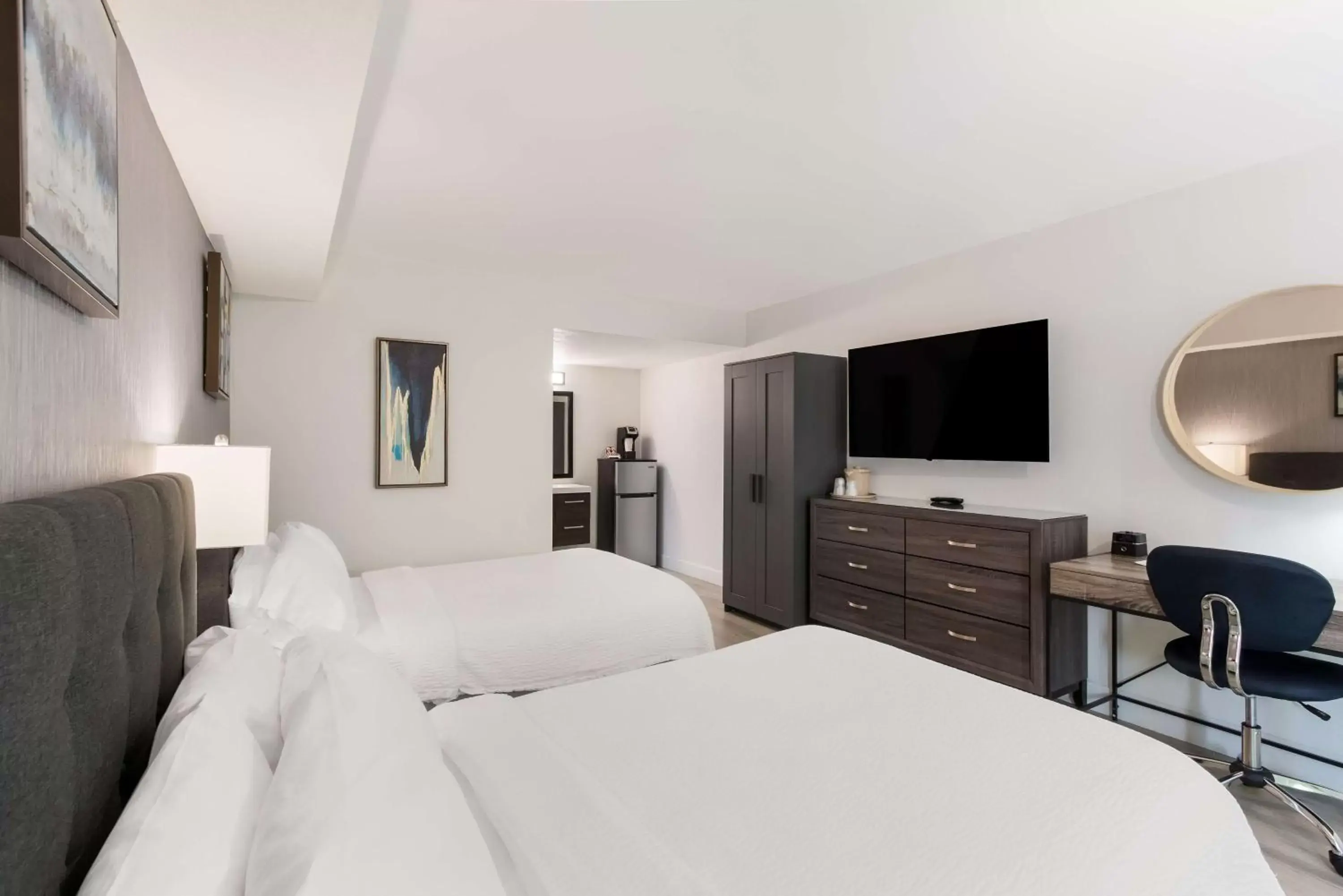 Bedroom, Bed in SureStay Plus Hotel by Best Western Scottsdale North