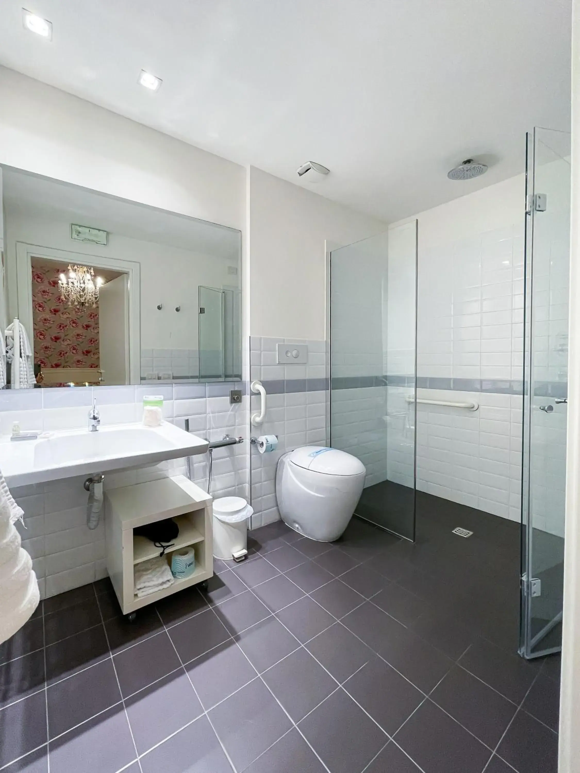 Facility for disabled guests, Bathroom in Rimini Suite Hotel