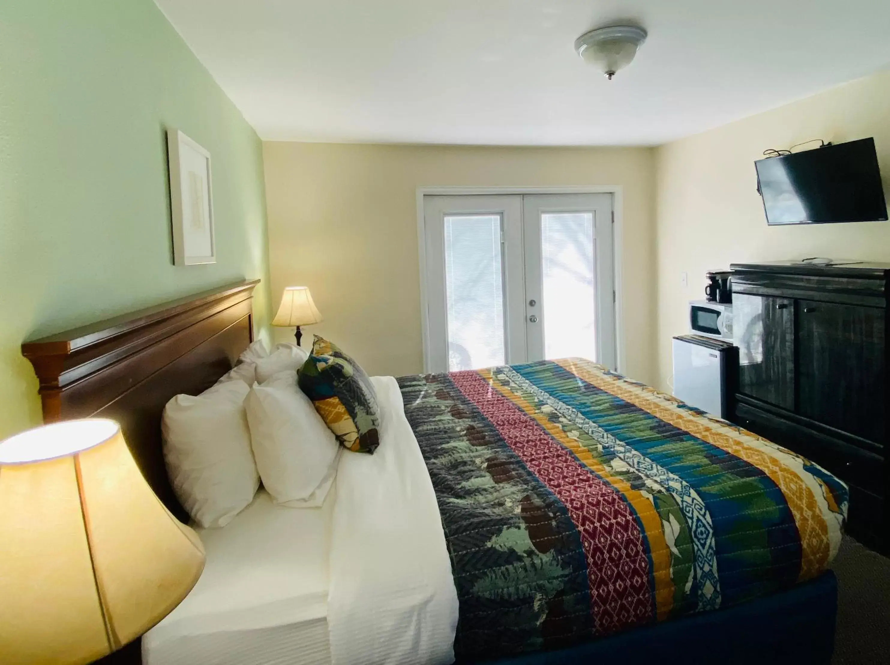 TV and multimedia, Bed in Salida Inn & Monarch Suites