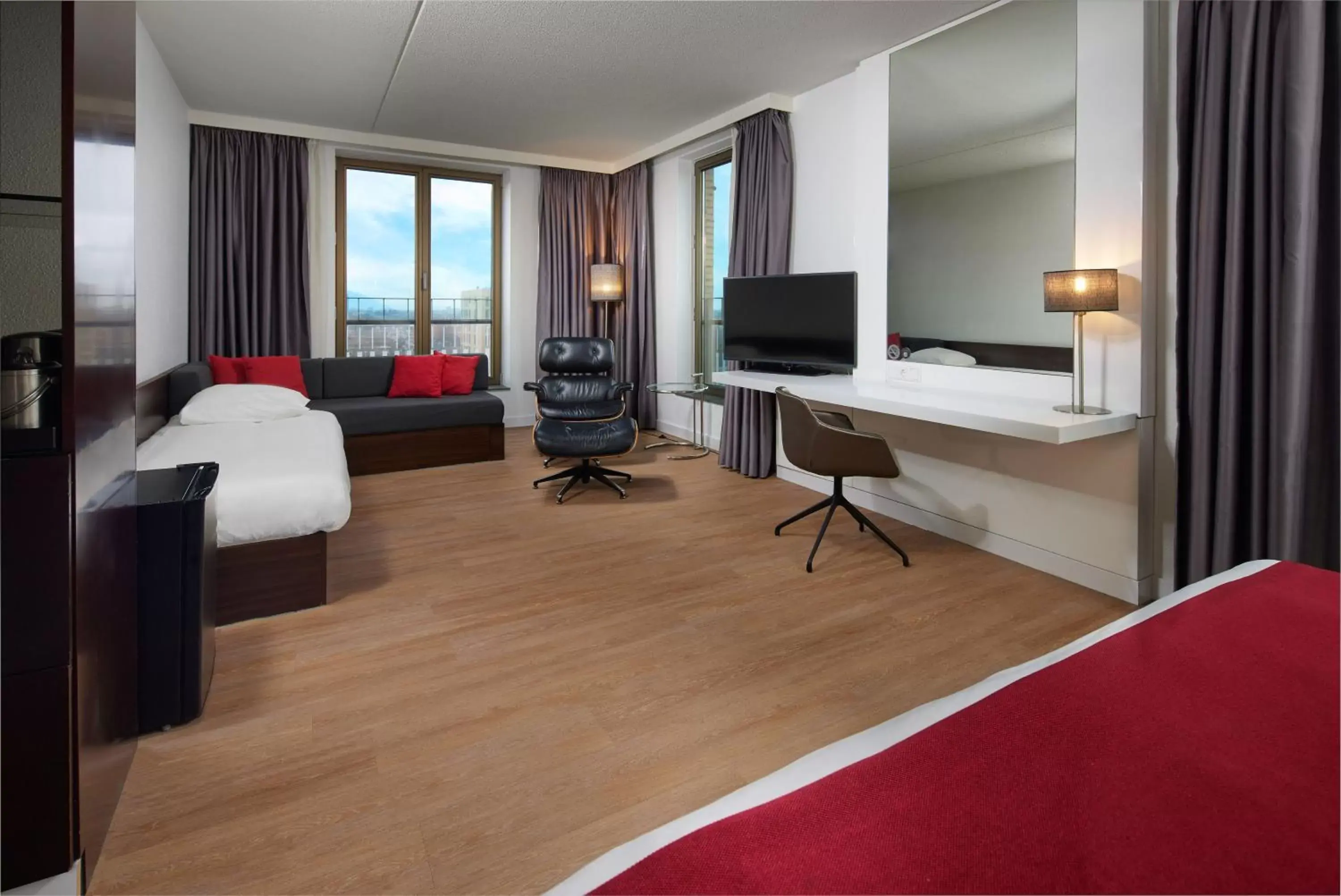 Bedroom, TV/Entertainment Center in WestCord Fashion Hotel Amsterdam