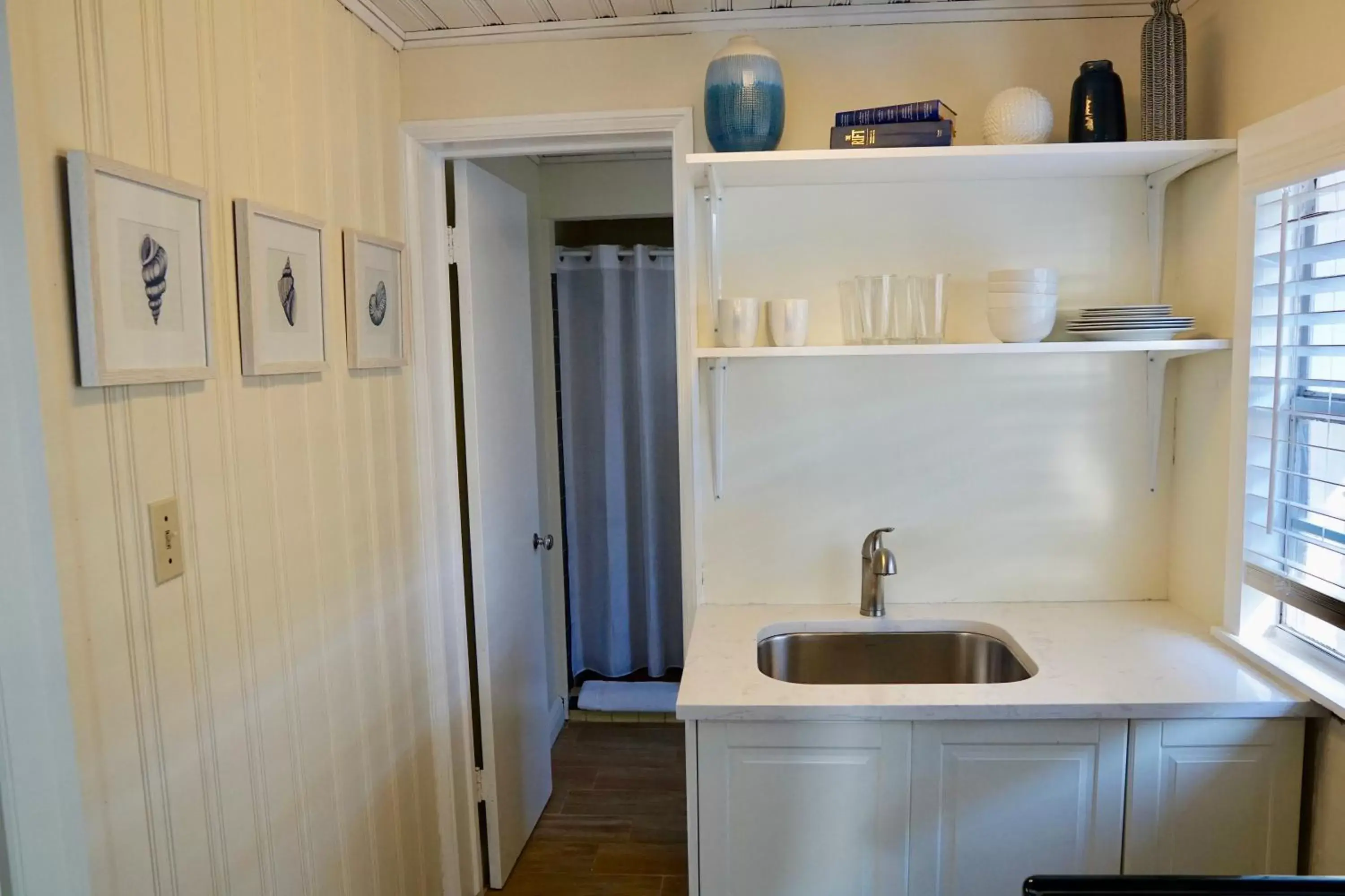 Photo of the whole room, Kitchen/Kitchenette in Molloy Gulf Motel & Cottages