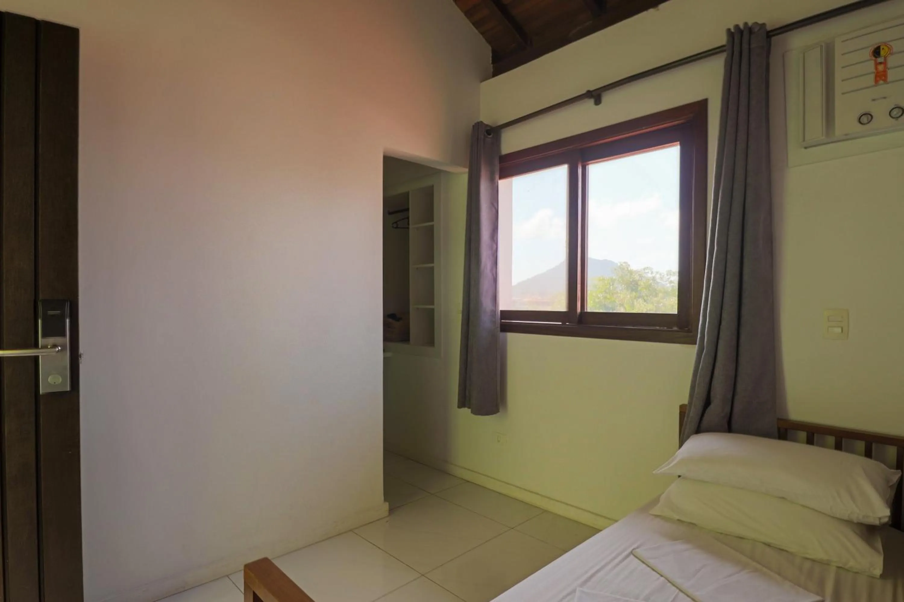 Photo of the whole room, Bed in Hotel Coquille