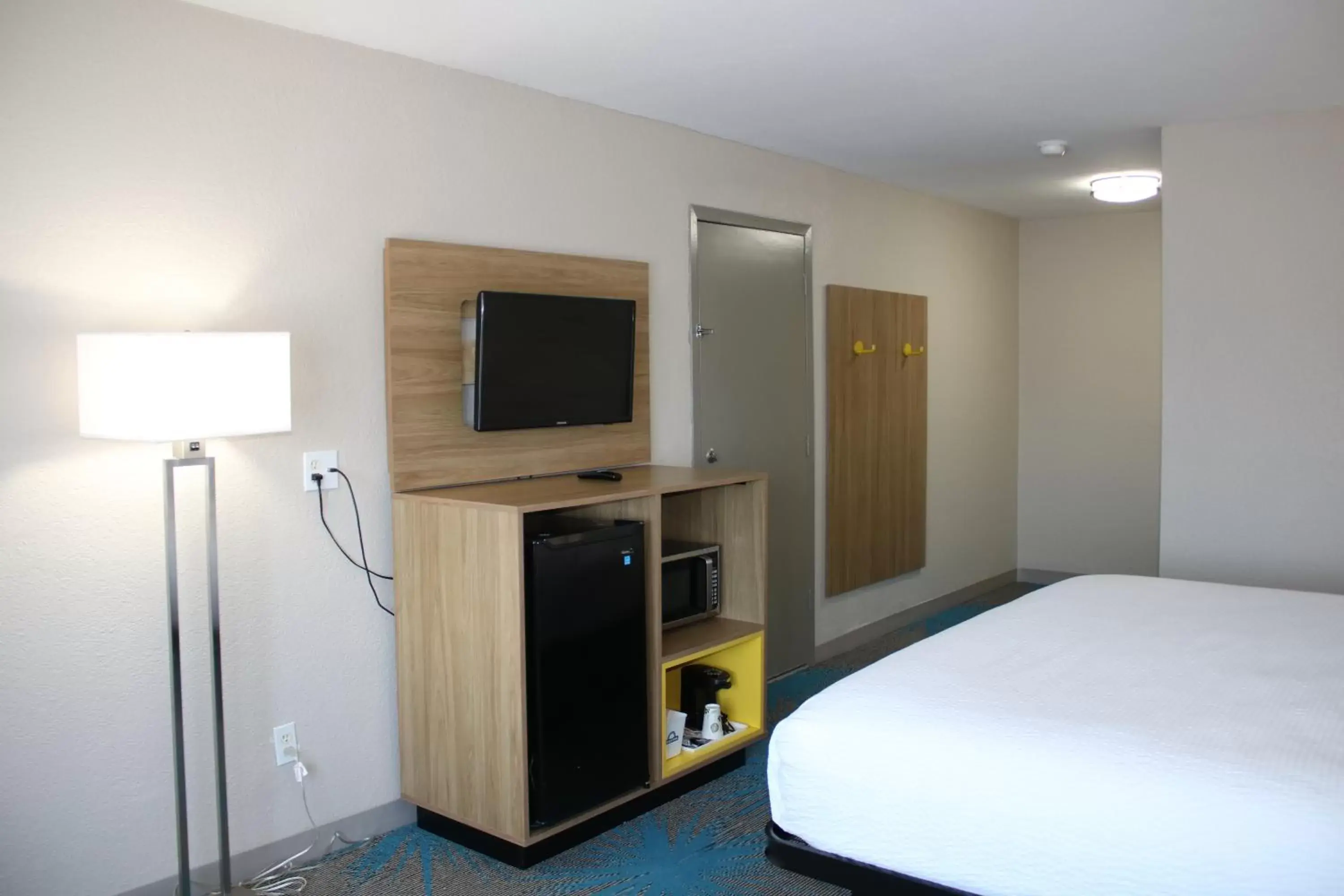 Bedroom, TV/Entertainment Center in Days Inn by Wyndham Waco University Area