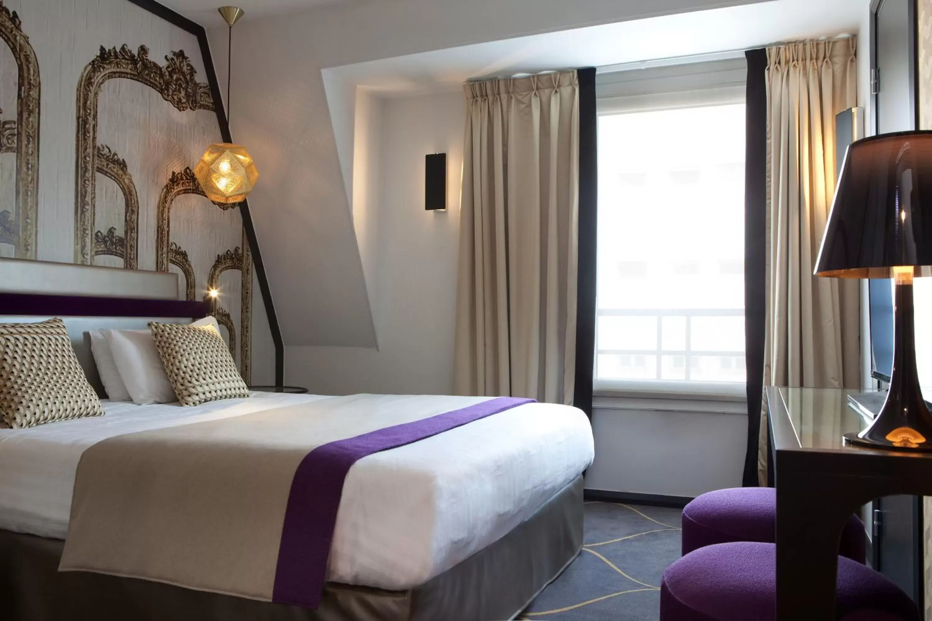 Bed in Hotel Yllen Eiffel