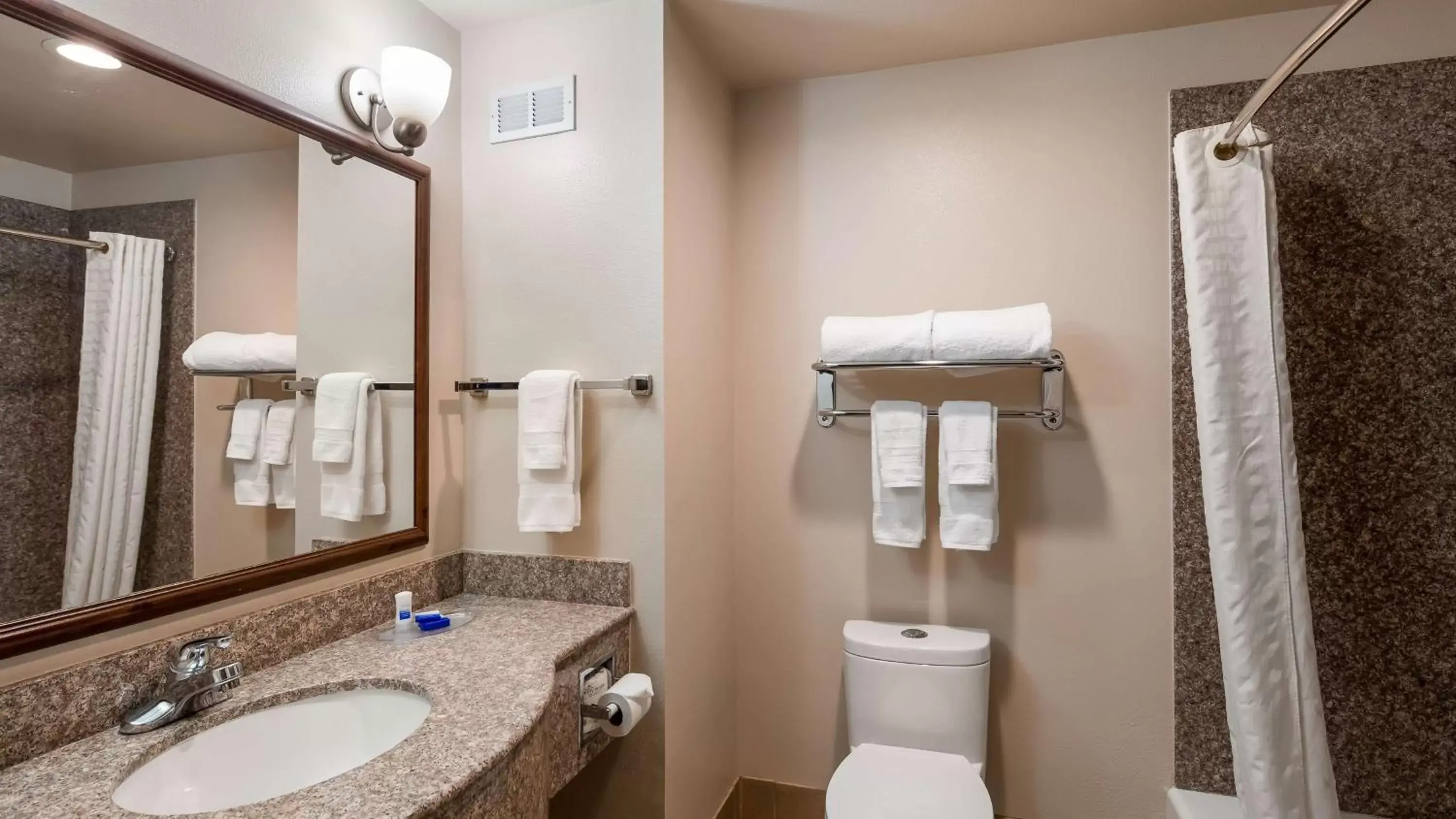 Bathroom in Best Western I-5 Inn & Suites