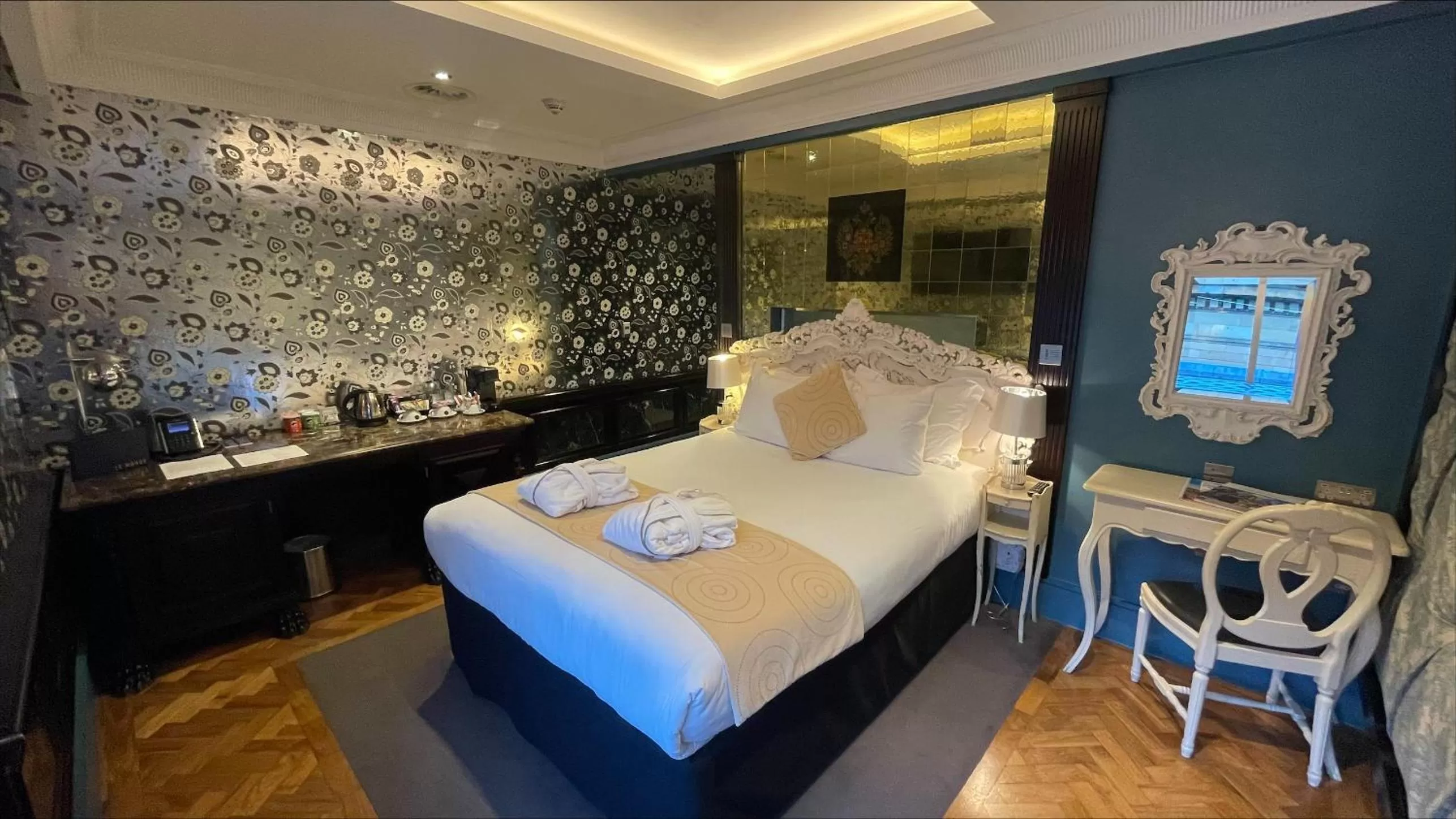 Bedroom, Bed in Le Monde Hotel