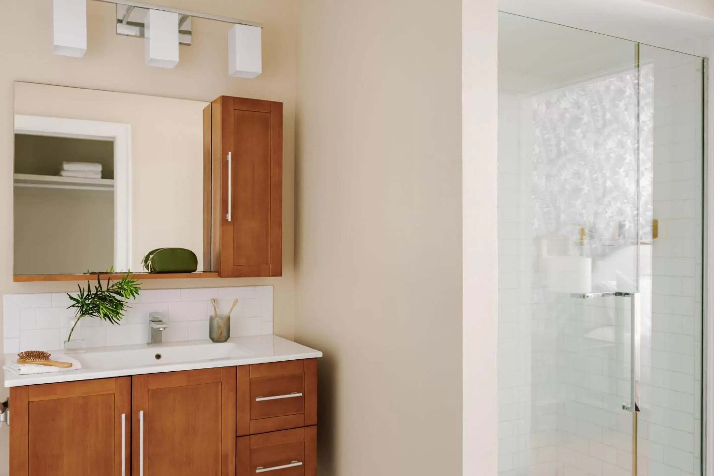 Living room, Bathroom in Sonder at Duncan Plaza