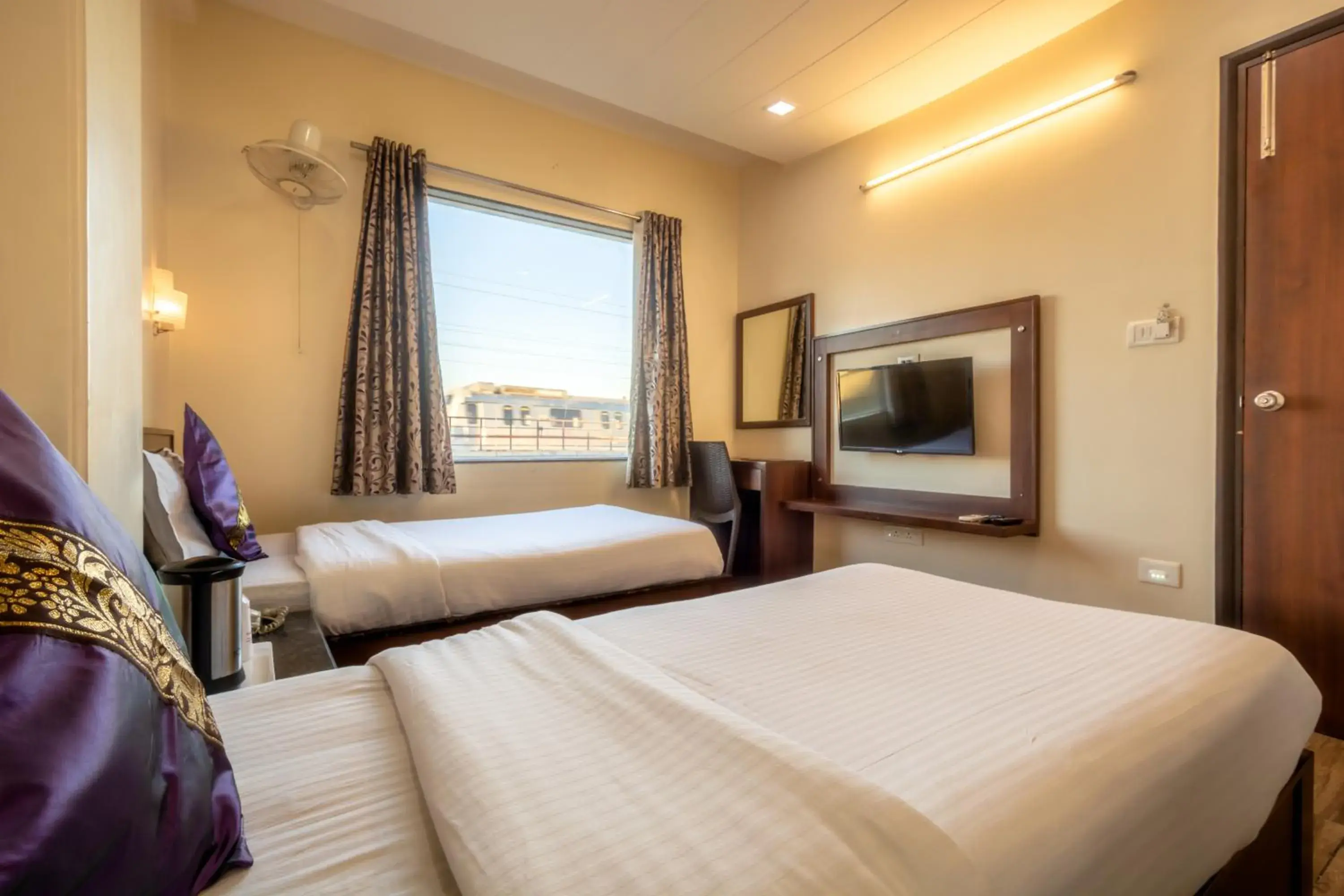 Communal lounge/ TV room, Bed in Hotel Sunday Inn Communal lounge/ TV room, Bed in Hotel Sunday Inn