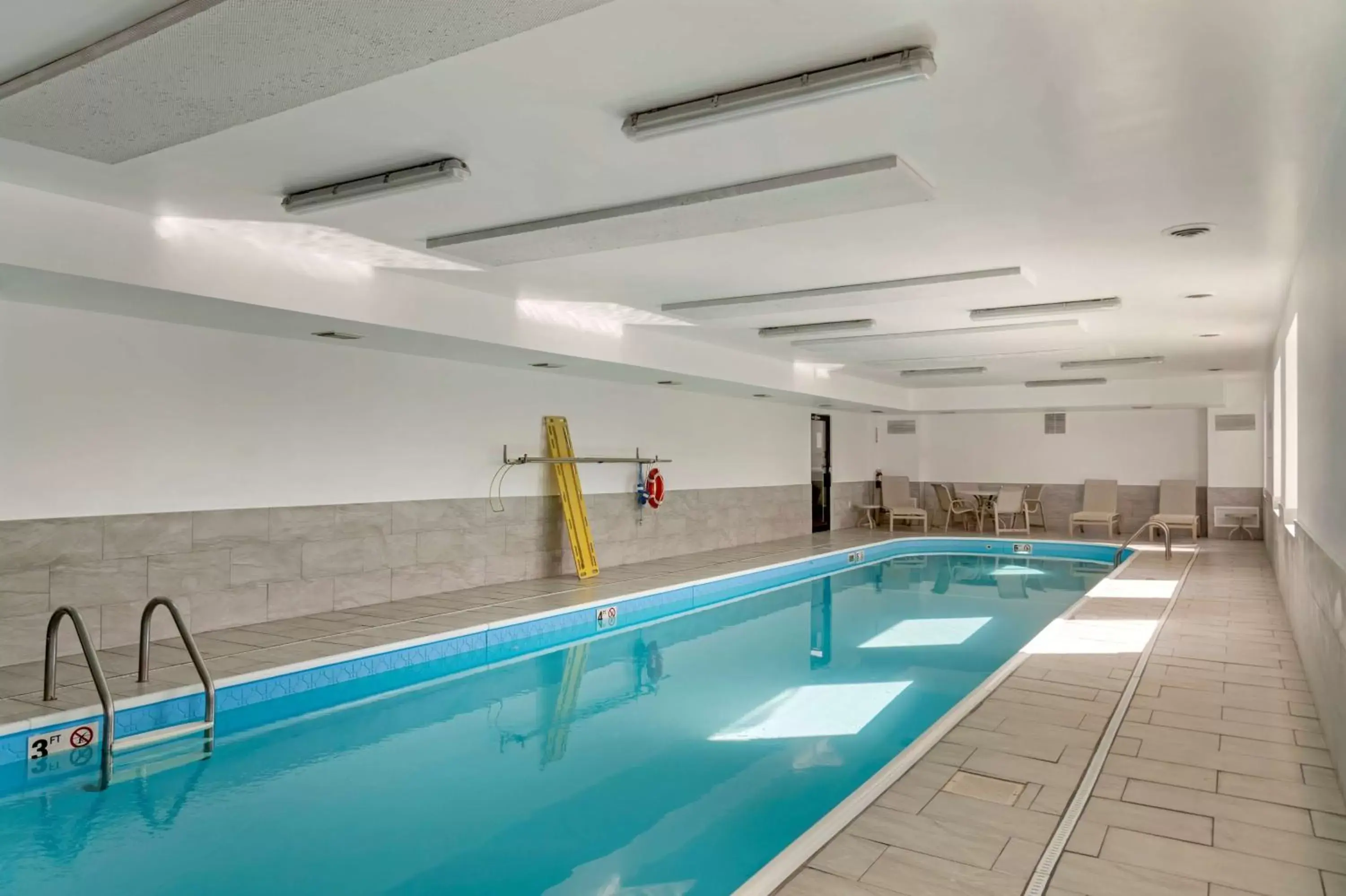 Pool view, Swimming Pool in Best Western Des Plaines Inn