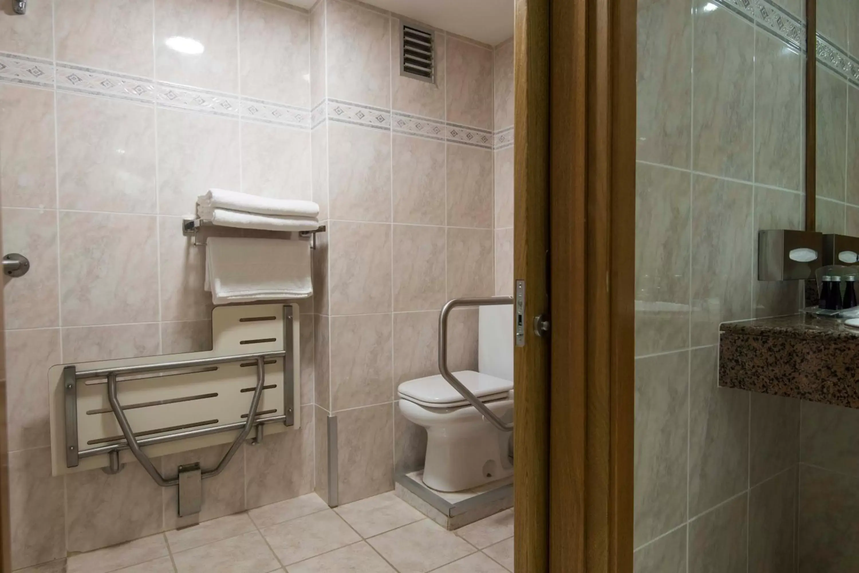 Photo of the whole room, Bathroom in Holiday Inn Montevideo, an IHG Hotel