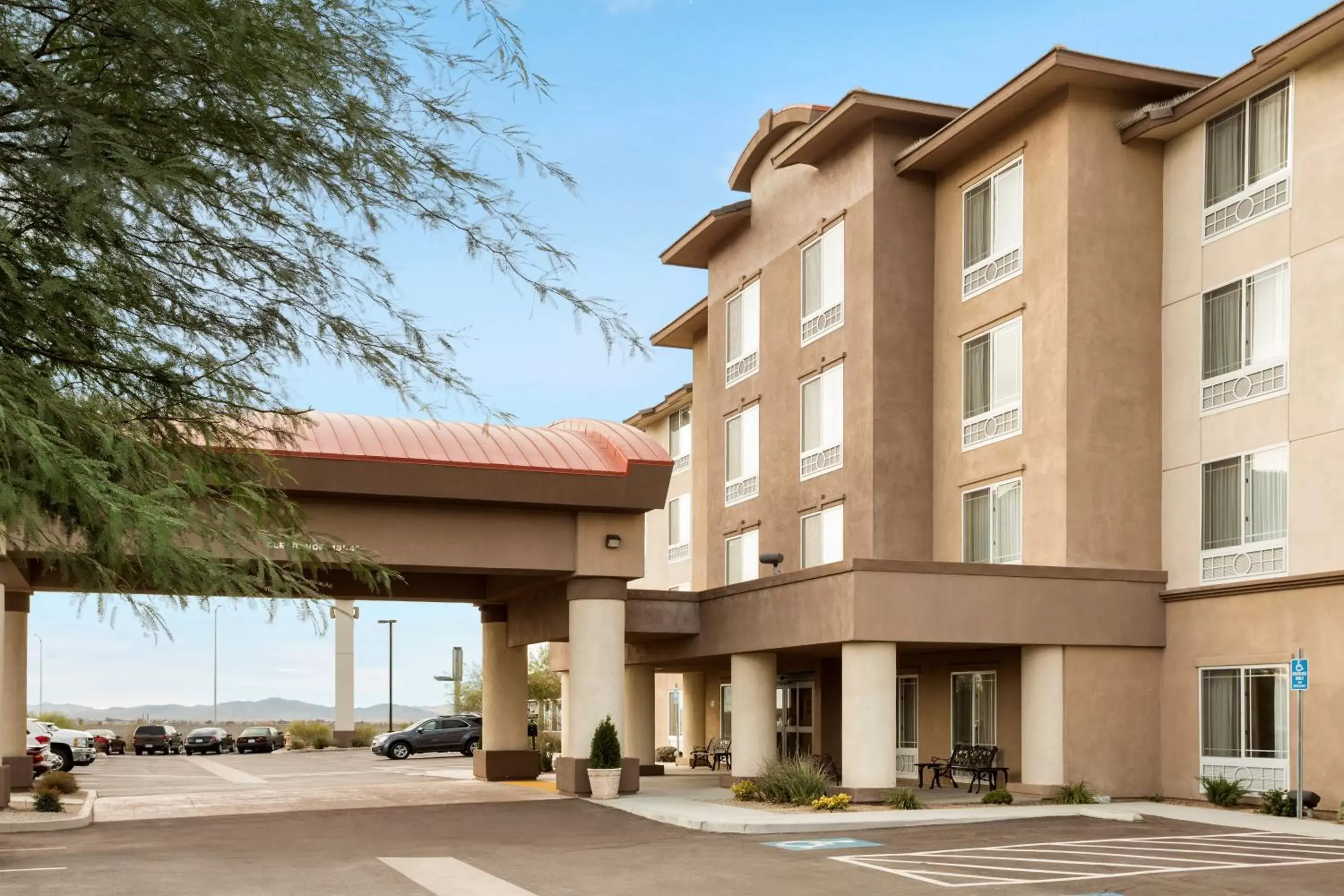 Facade/entrance, Property Building in Holiday Inn & Suites - Barstow, an IHG Hotel