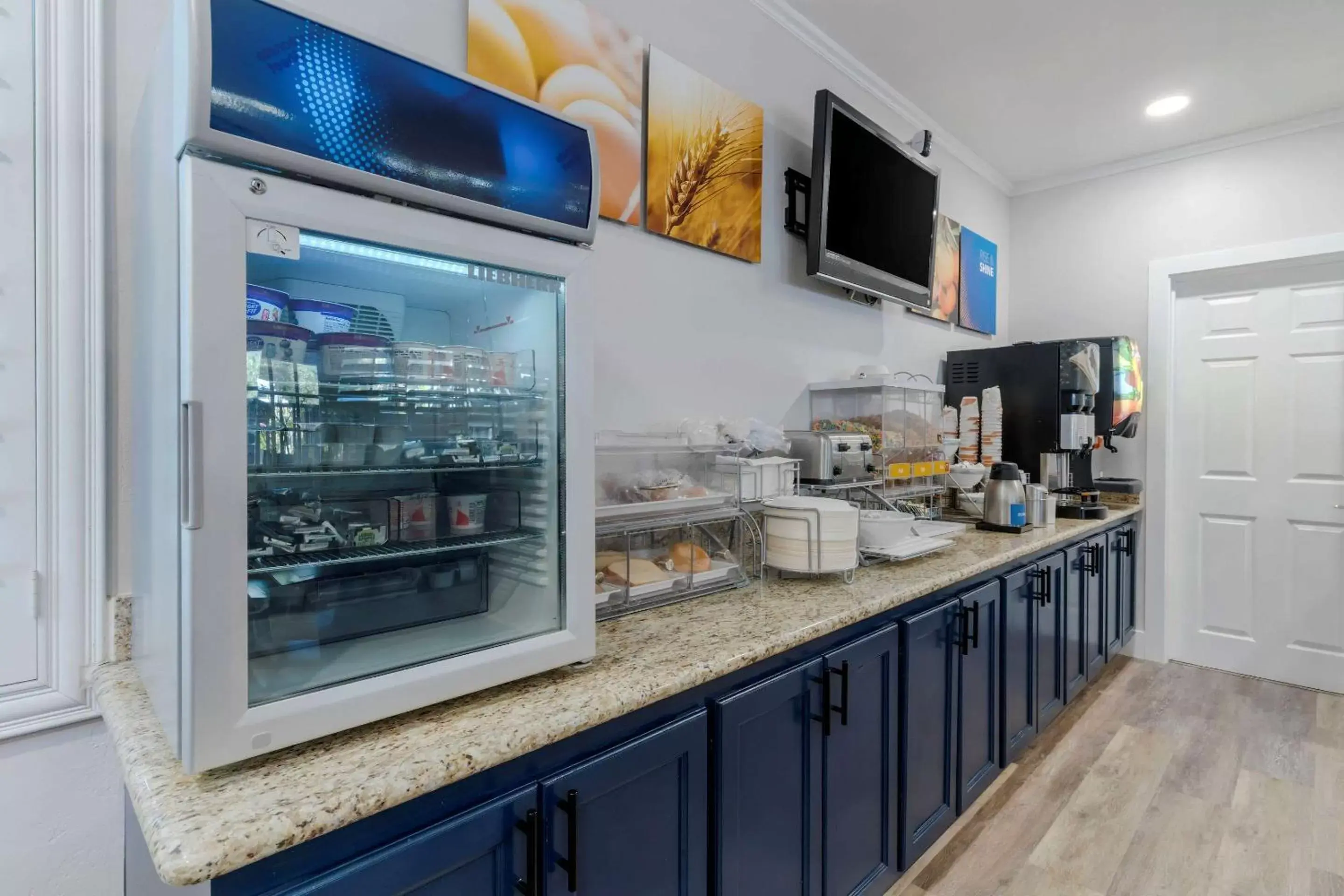 Breakfast, Kitchen/Kitchenette in Comfort Inn Carmel By the Sea