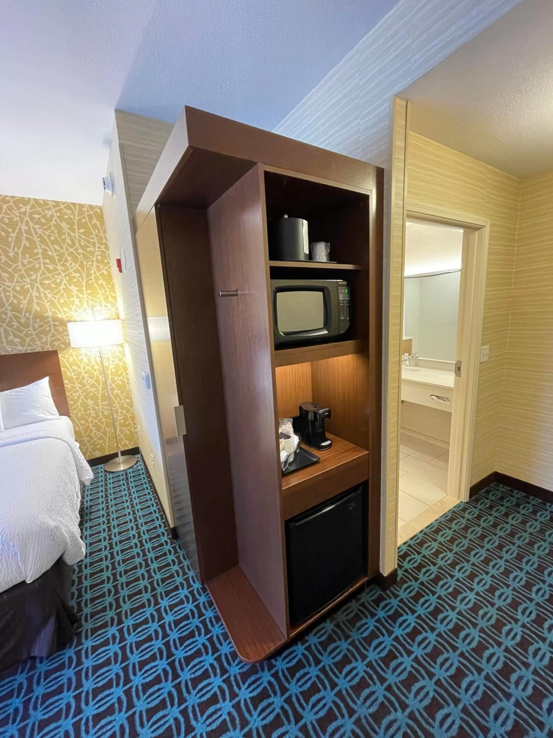 Coffee/tea facilities, Bed in Fairfield Inn & Suites by Marriott Poplar Bluff