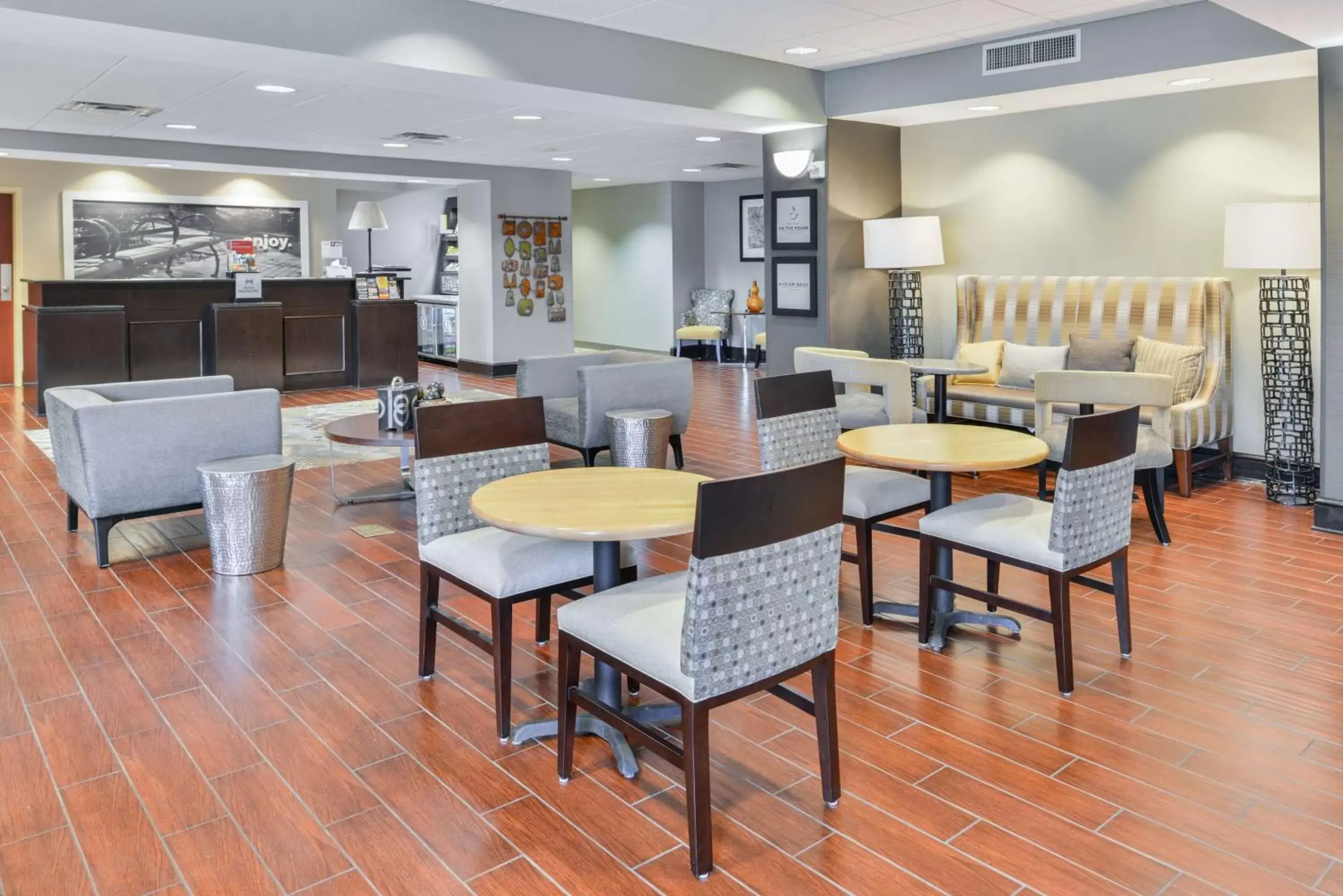 Dining area, Restaurant/Places to Eat in Hampton Inn Gonzales