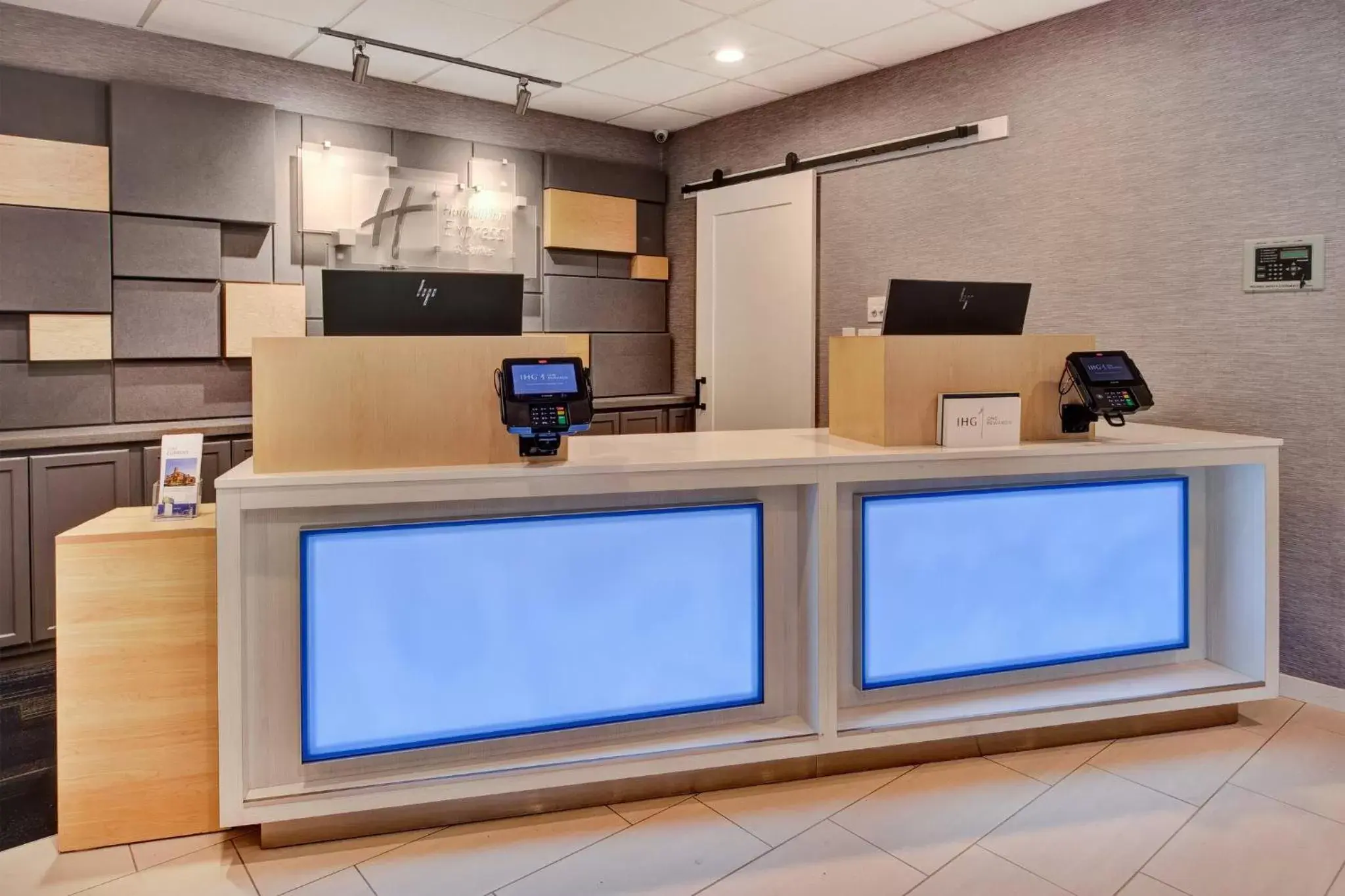 Lobby or reception, Kitchen/Kitchenette in Holiday Inn Express Absecon-Atlantic City Area, an IHG Hotel