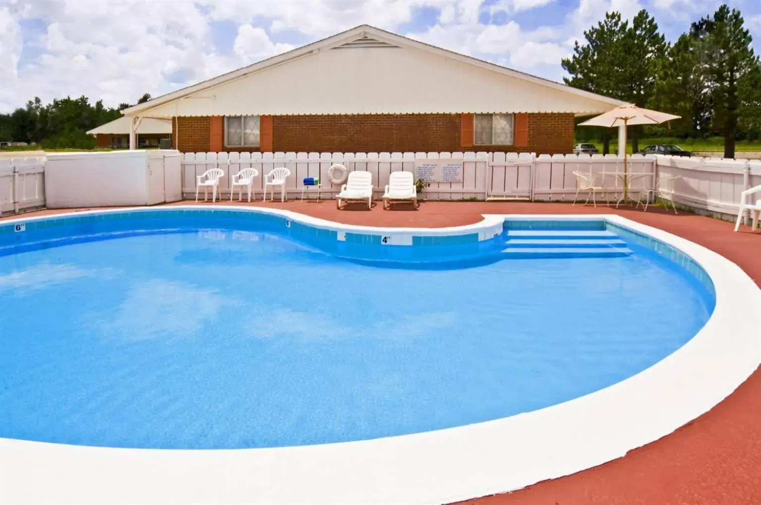 Swimming Pool in Americas Best Value Inn Arkansas City