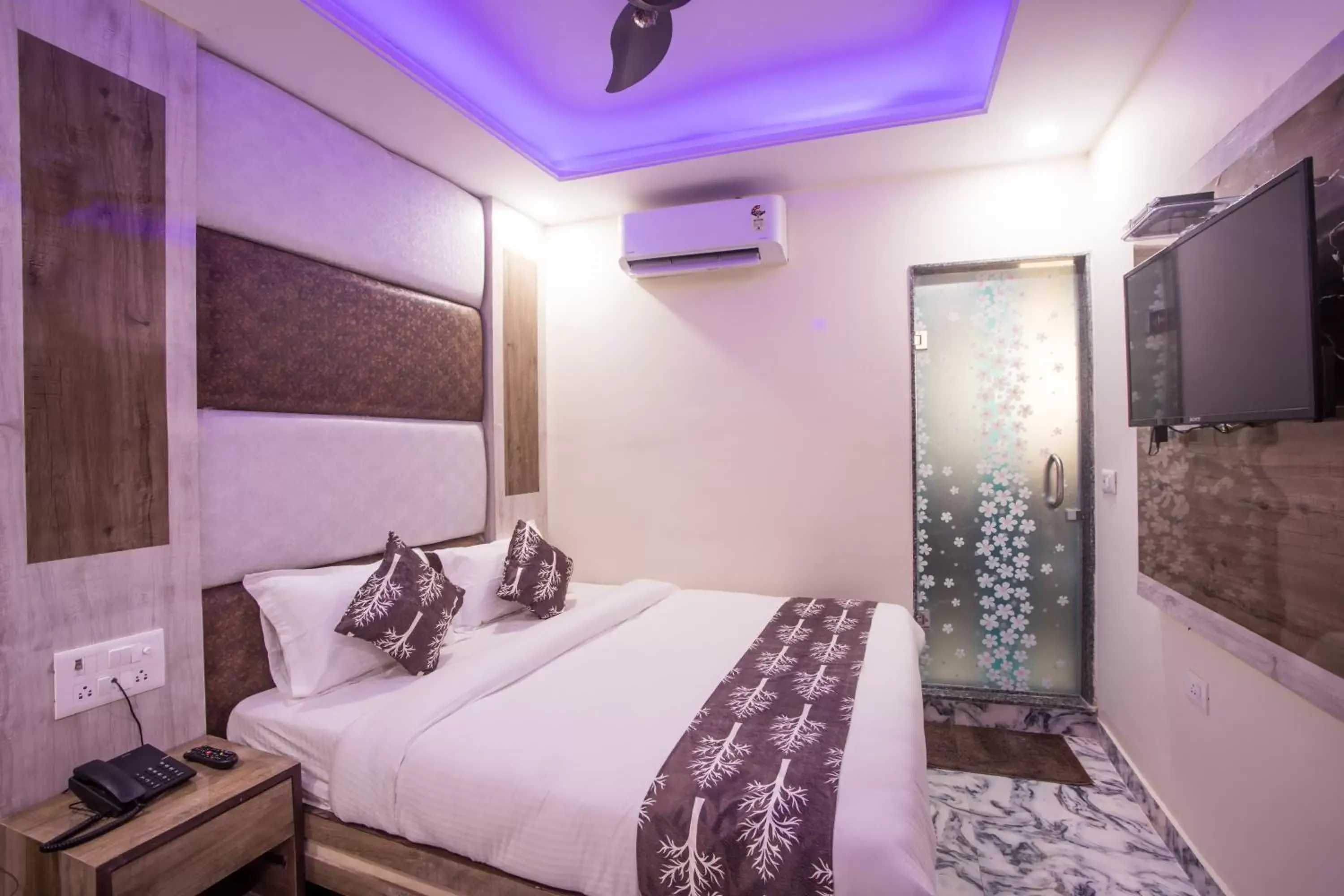 Bedroom, Bed in Hotel Harsha International