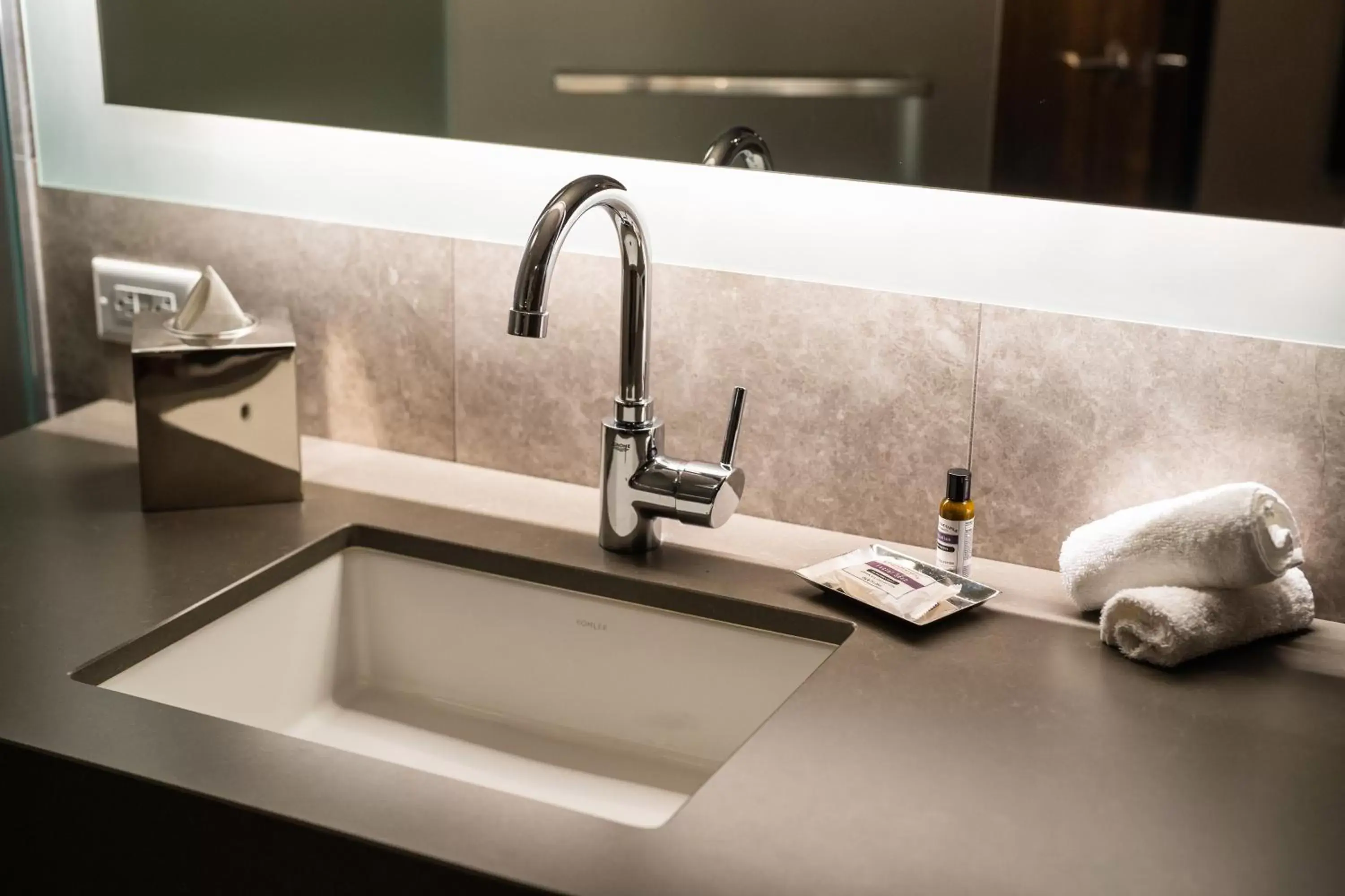 Bathroom in Hyatt Regency Lake Washington at Seattle's Southport