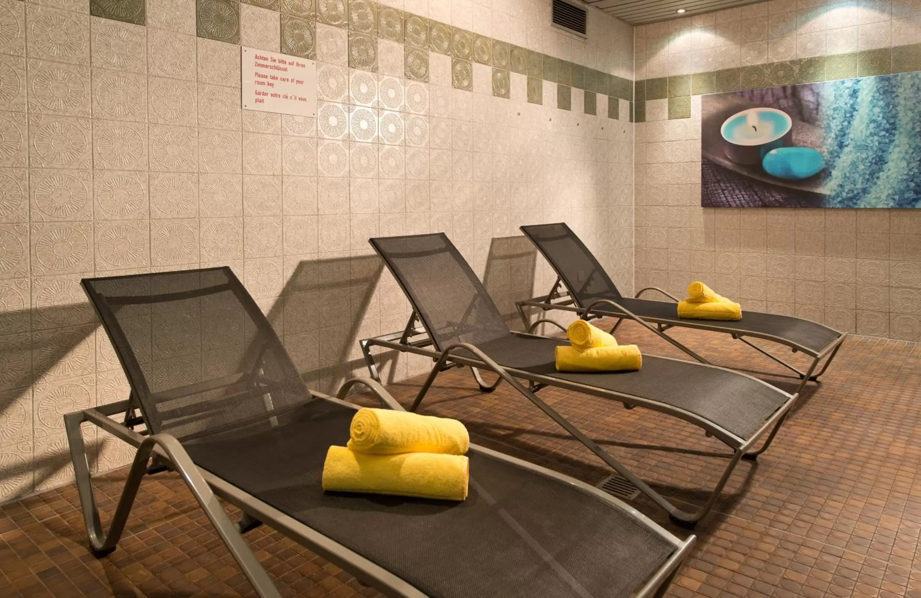 Swimming pool in Leonardo Hotel Köln