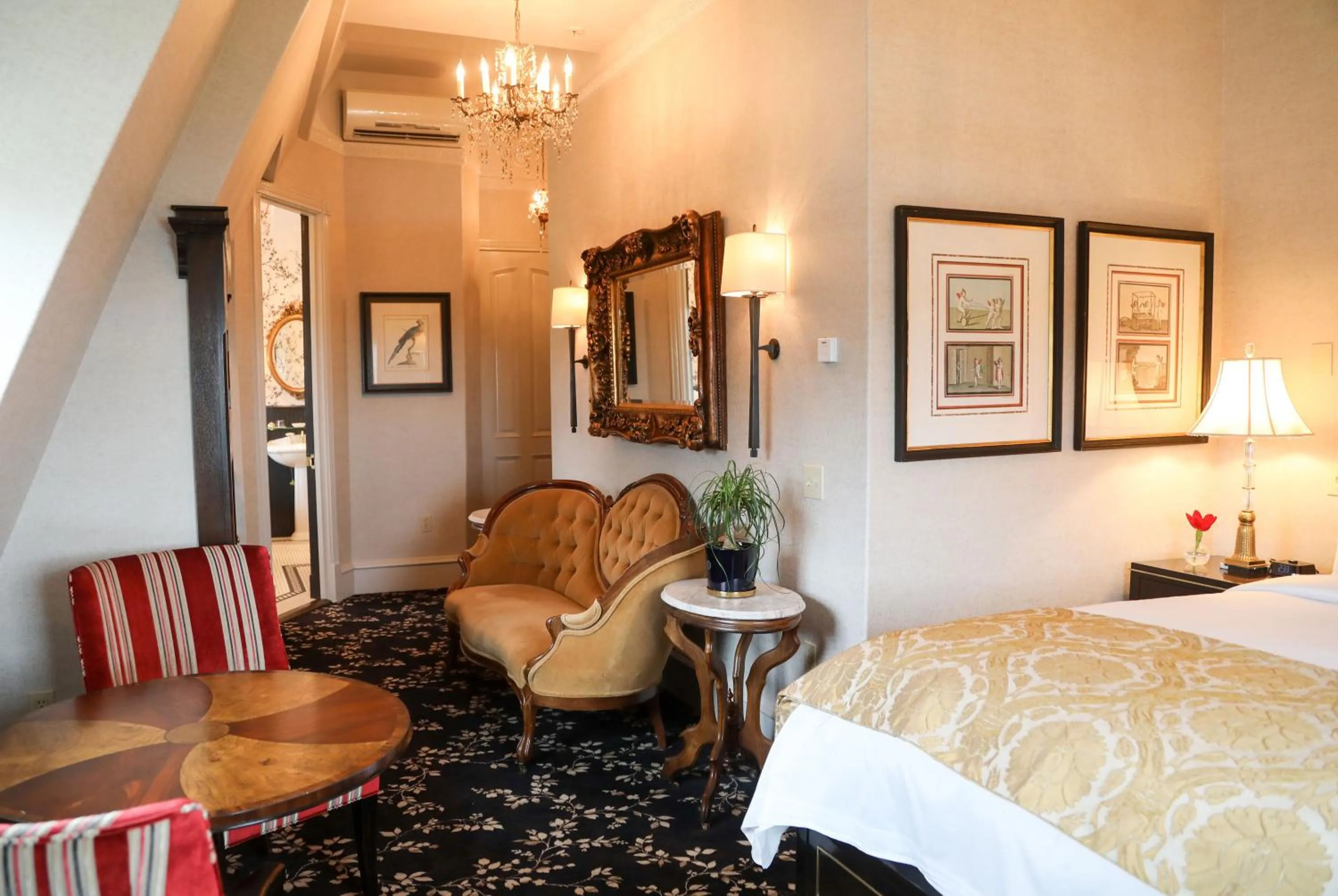 Photo of the whole room, Bed in The Chanler at Cliff Walk