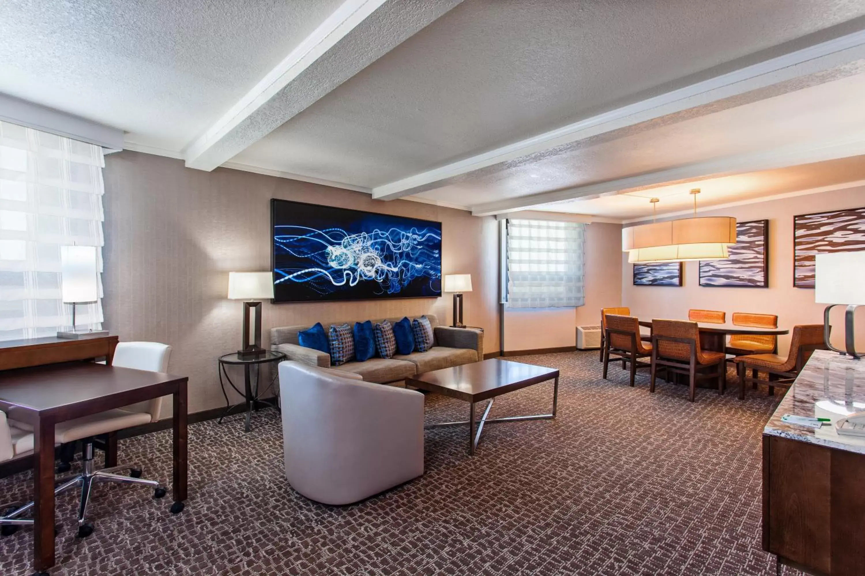 Living room, Lounge/Bar in Holiday Inn Long Beach - Airport, an IHG Hotel
