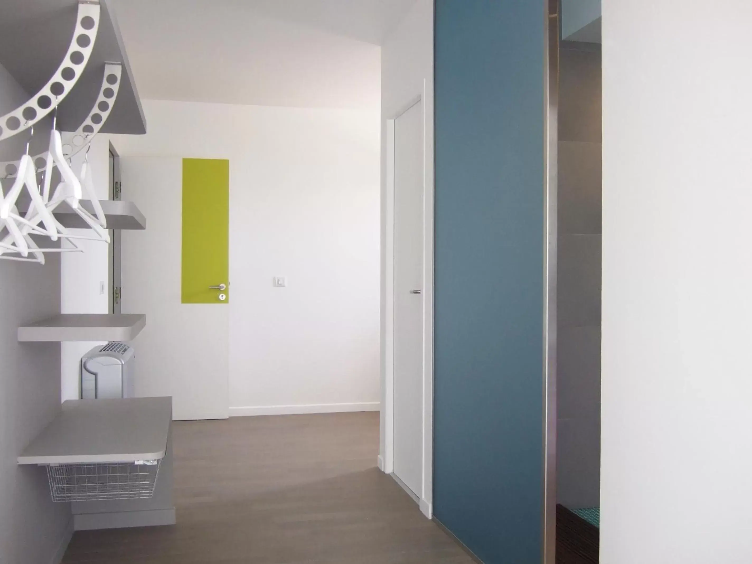 Bedroom, TV/Entertainment Center in Le Jour et la Nuit, Maison d'hôtes