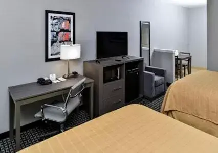 Bedroom, TV/Entertainment Center in Scottish Inn & Suites Cotulla, TX