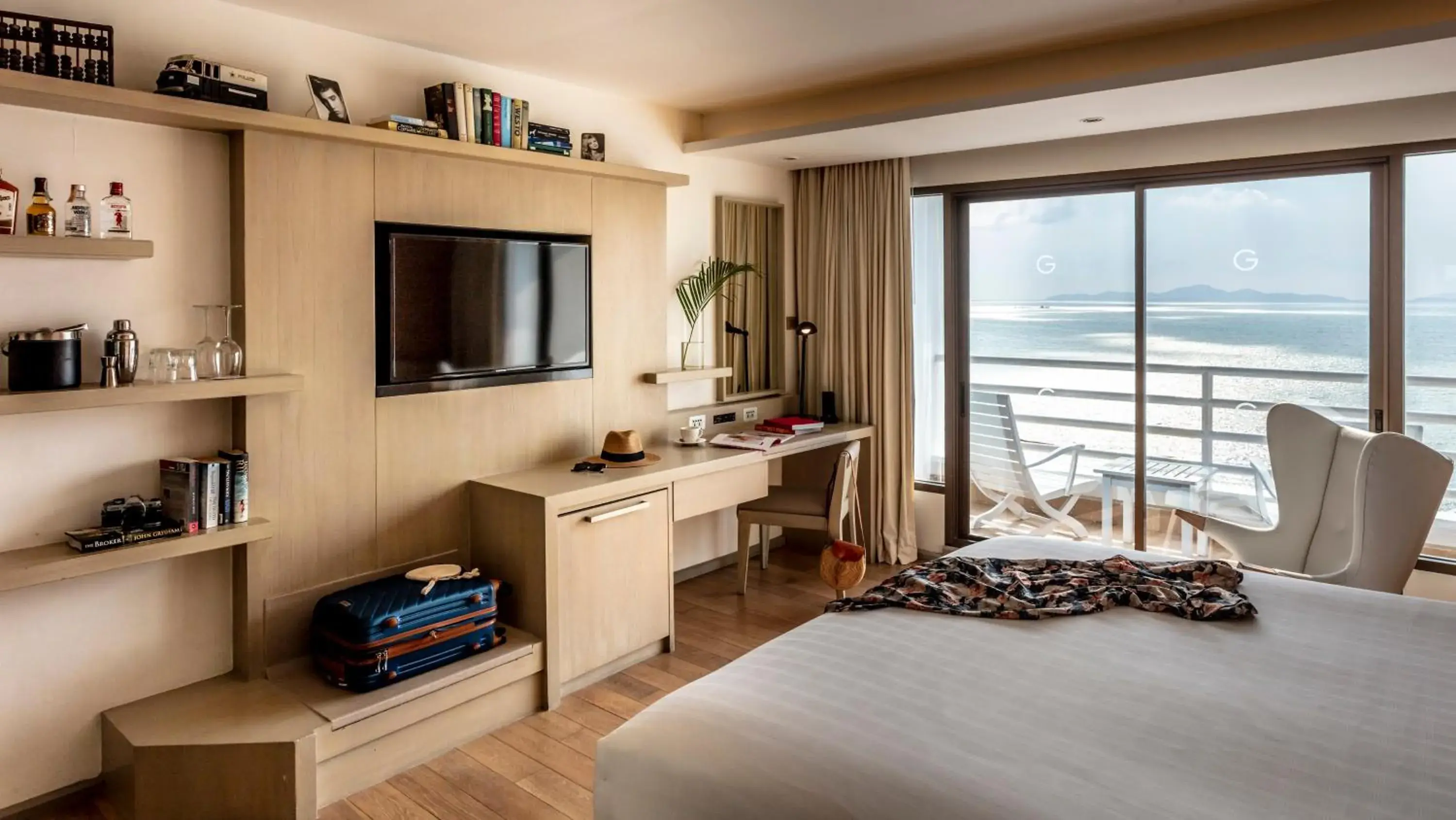 Bed, TV/Entertainment Center in Pullman Pattaya Hotel G